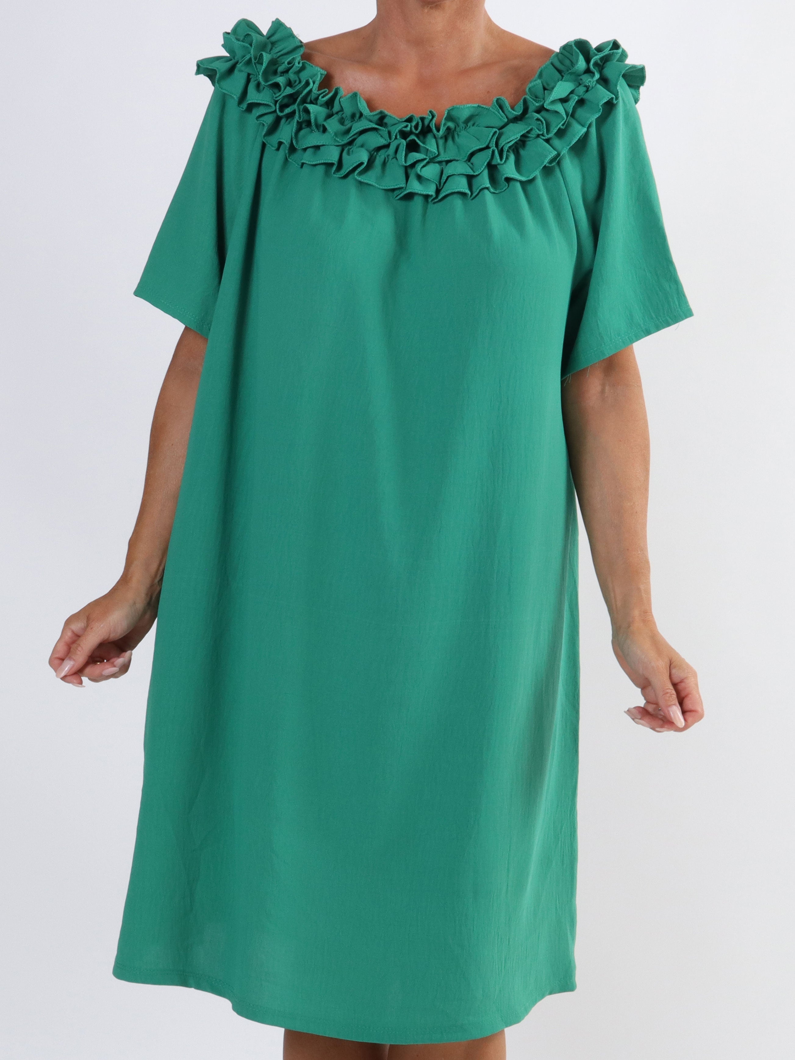 Chili Sleeveless Dress - Plus size-klänning med volanger i halsringningen - Beige