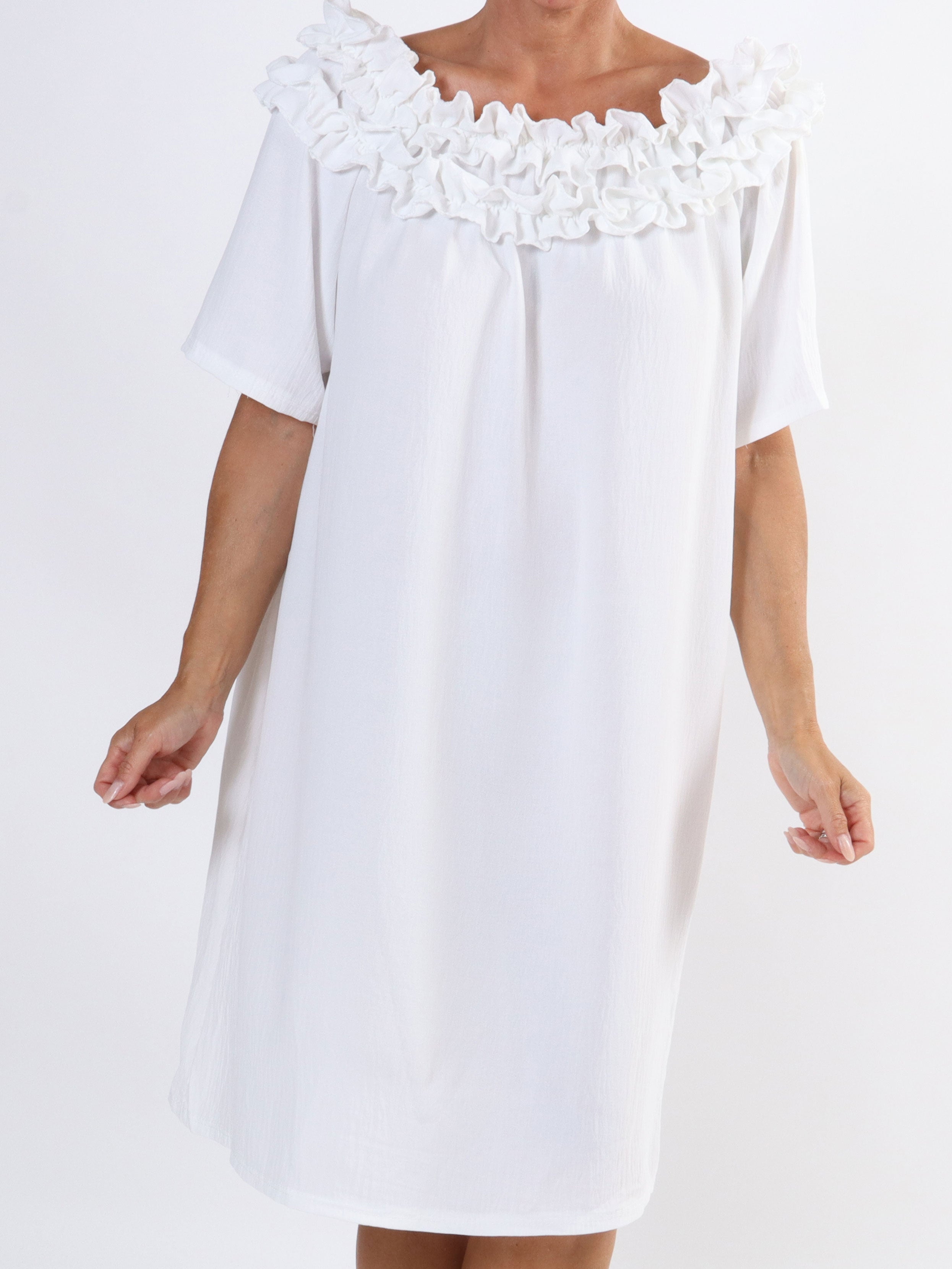 Chili Sleeveless Dress - Plus size-klänning med volanger i halsringningen