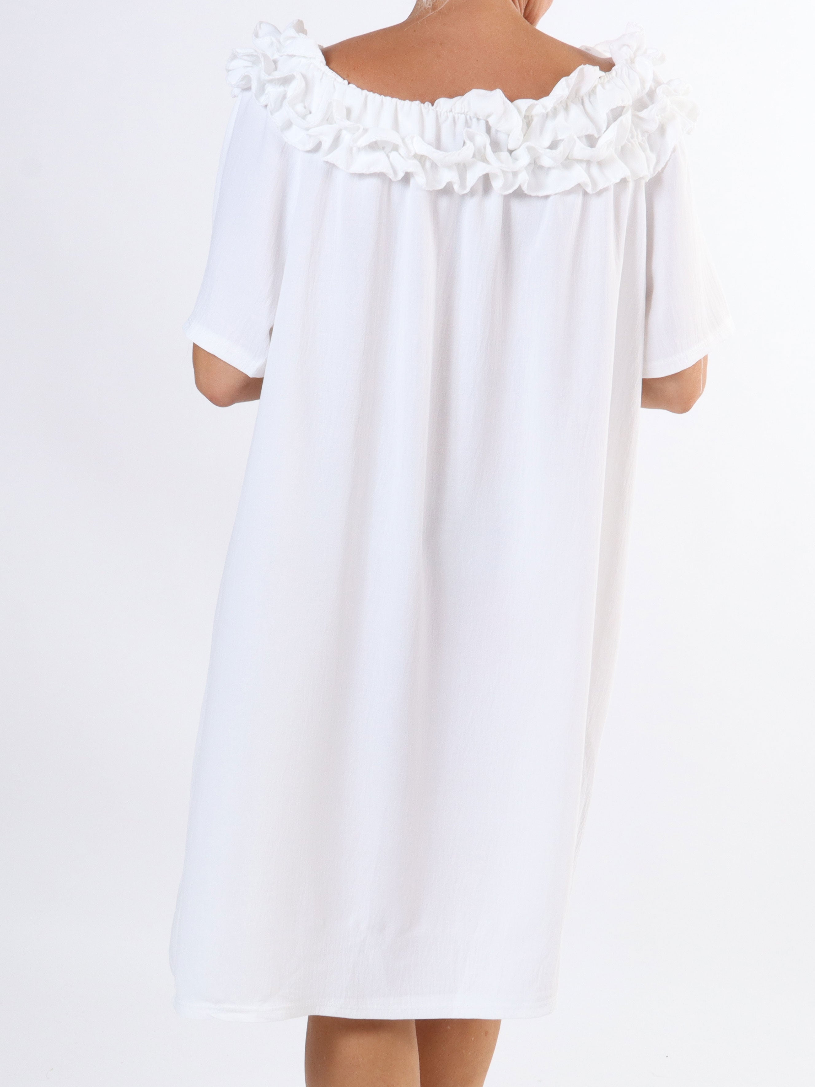 Chili Sleeveless Dress - Plus size-klänning med volanger i halsringningen