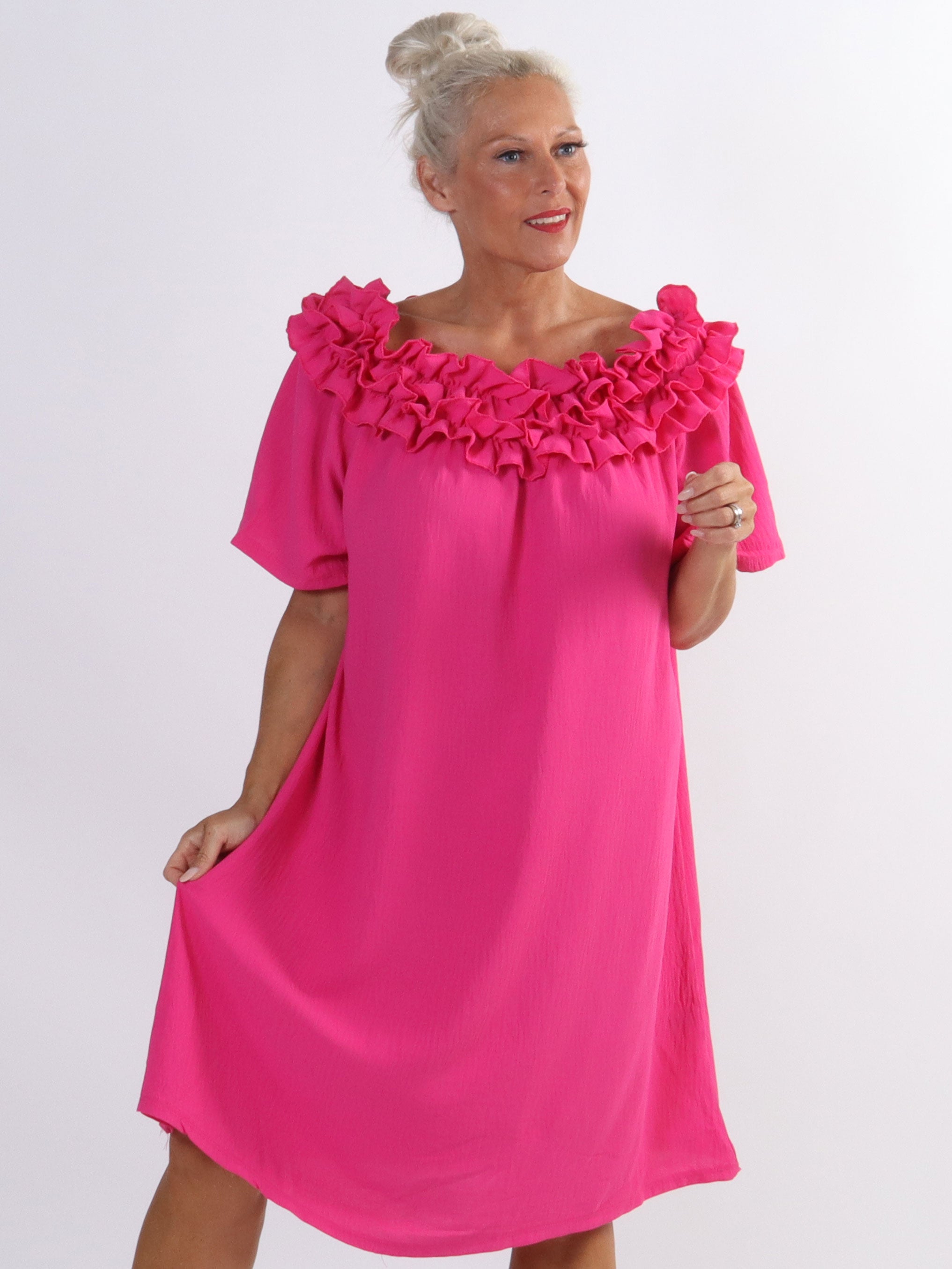 Chili Sleeveless Dress - Plus size-klänning med volanger i halsringningen