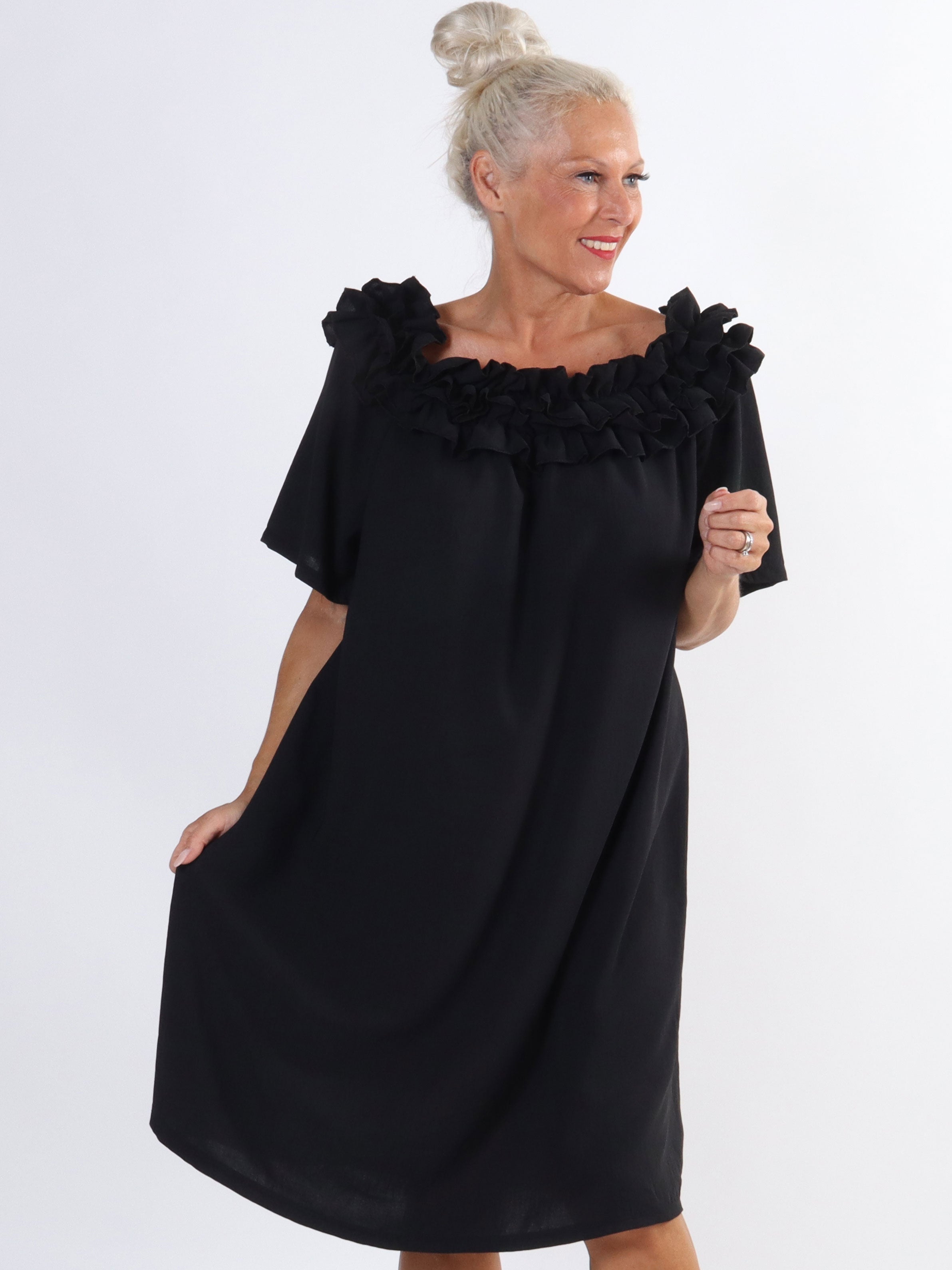 Chili Sleeveless Dress - Plus size-klänning med volanger i halsringningen