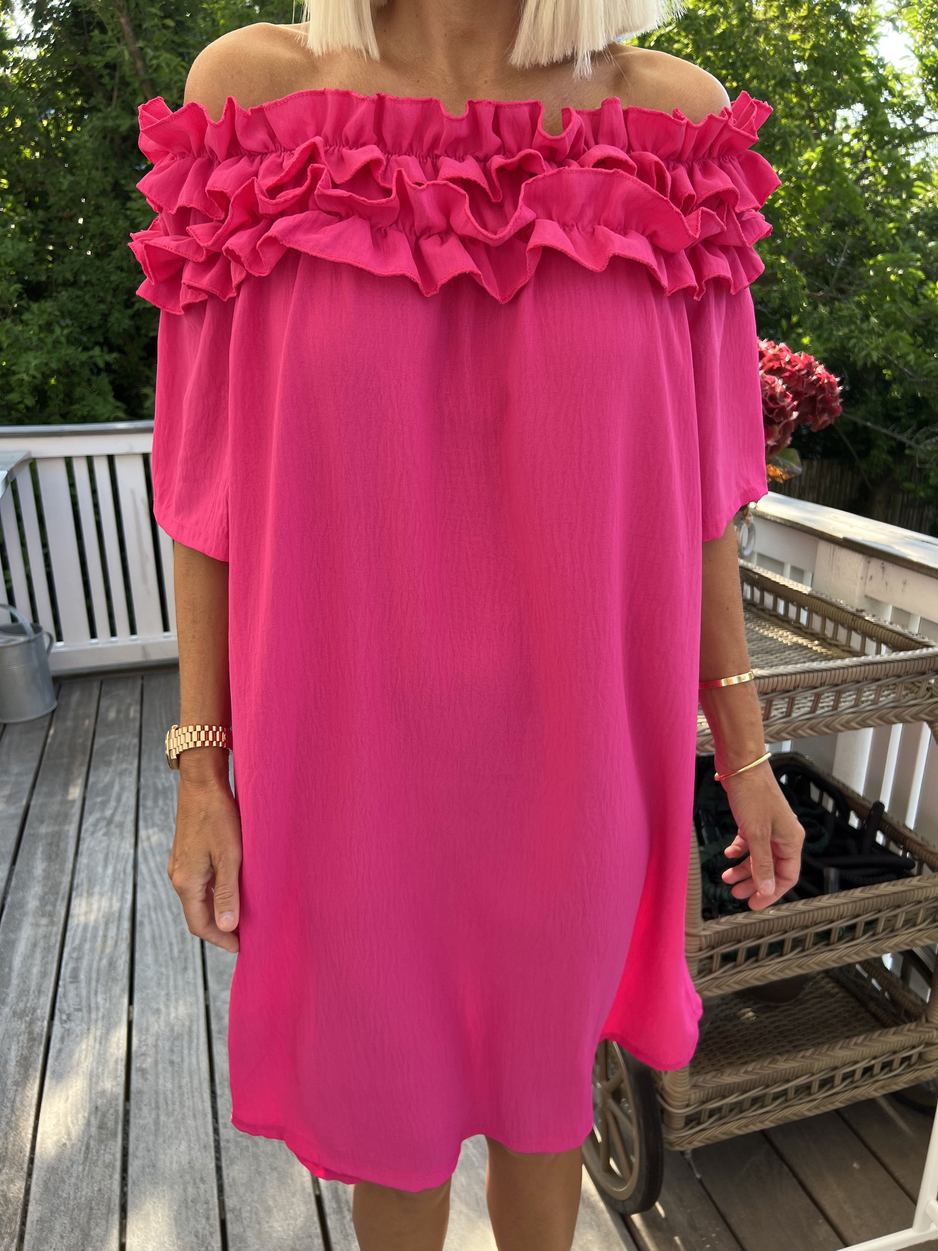 Chili Sleeveless Dress - Fin klänning med volanger i halsringningen