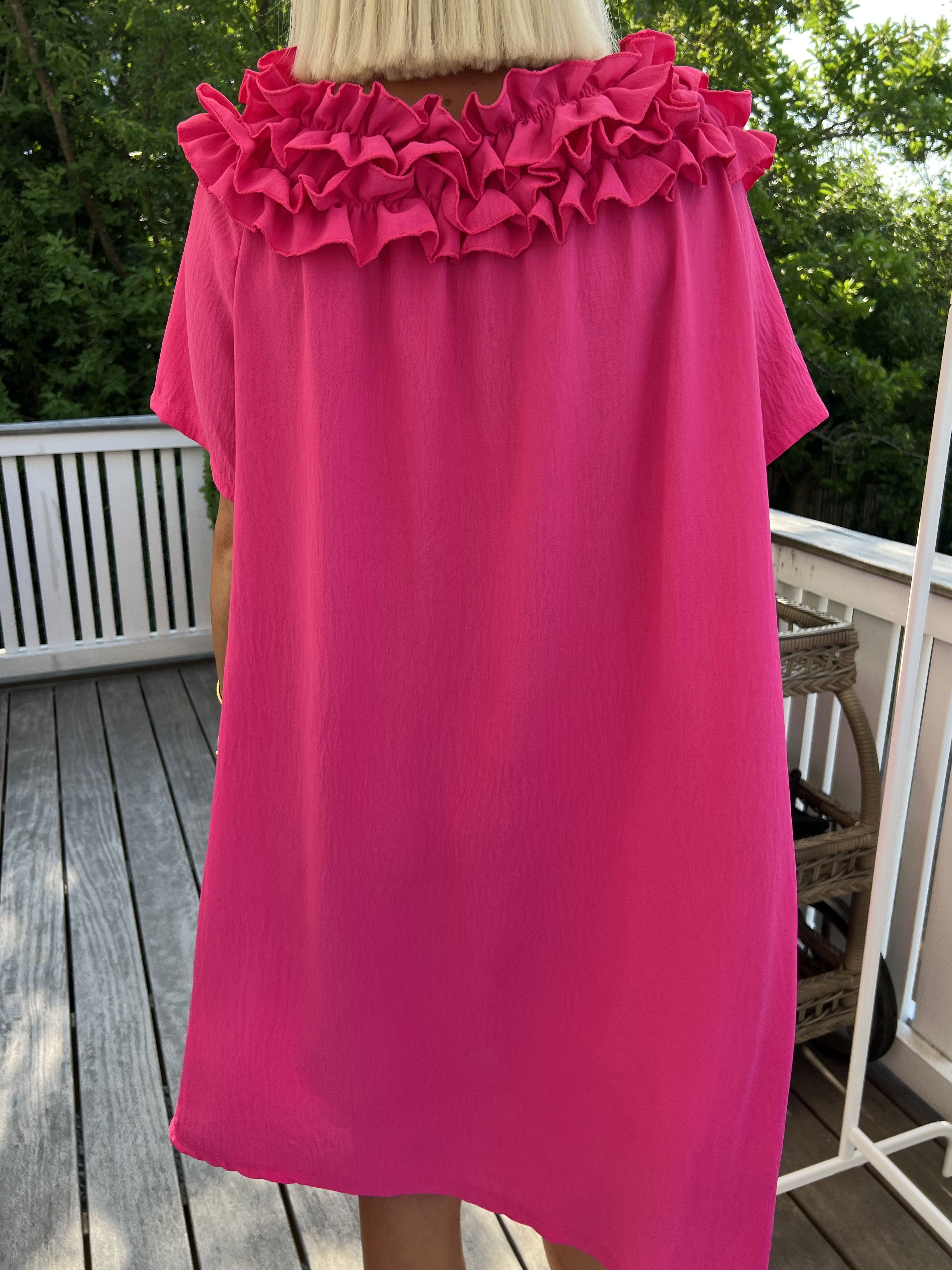 Chili Sleeveless Dress - Fin klänning med volanger i halsringningen