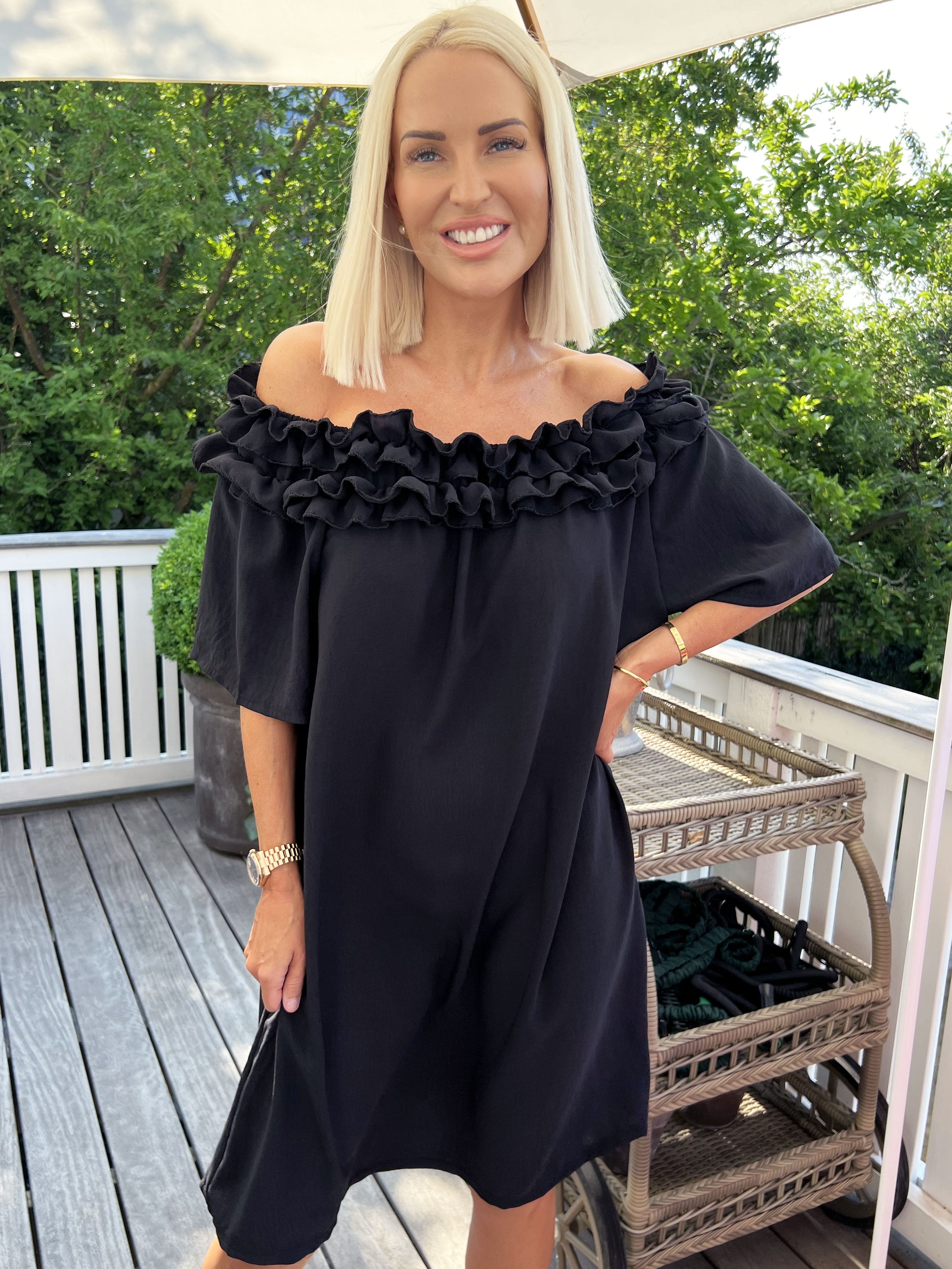 Chili Sleeveless Dress - Fin klänning med volanger i halsringningen