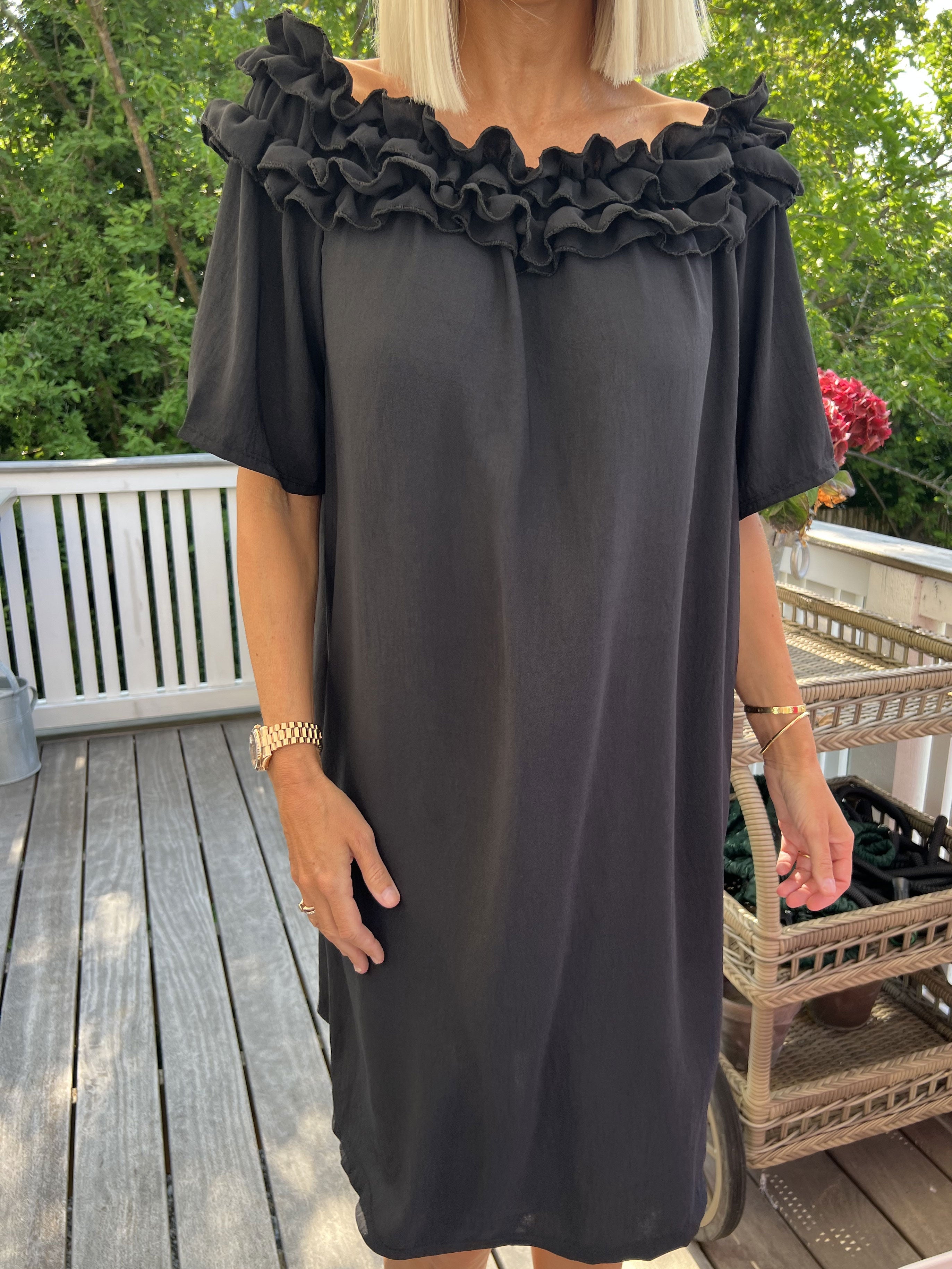 Chili Sleeveless Dress - Fin klänning med volanger i halsringningen