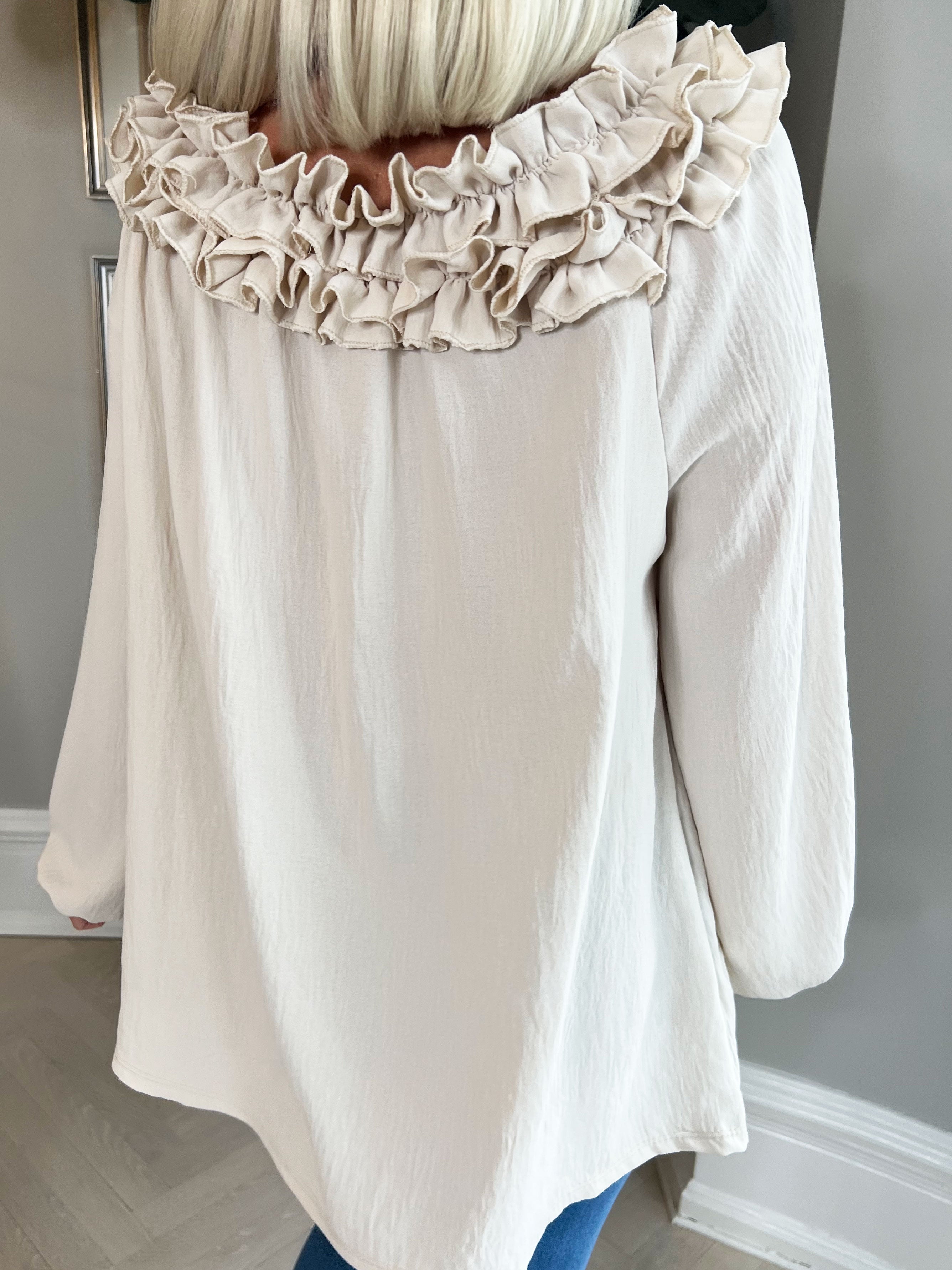 Chili - Finst tunikablus med volanger i halsen - Black