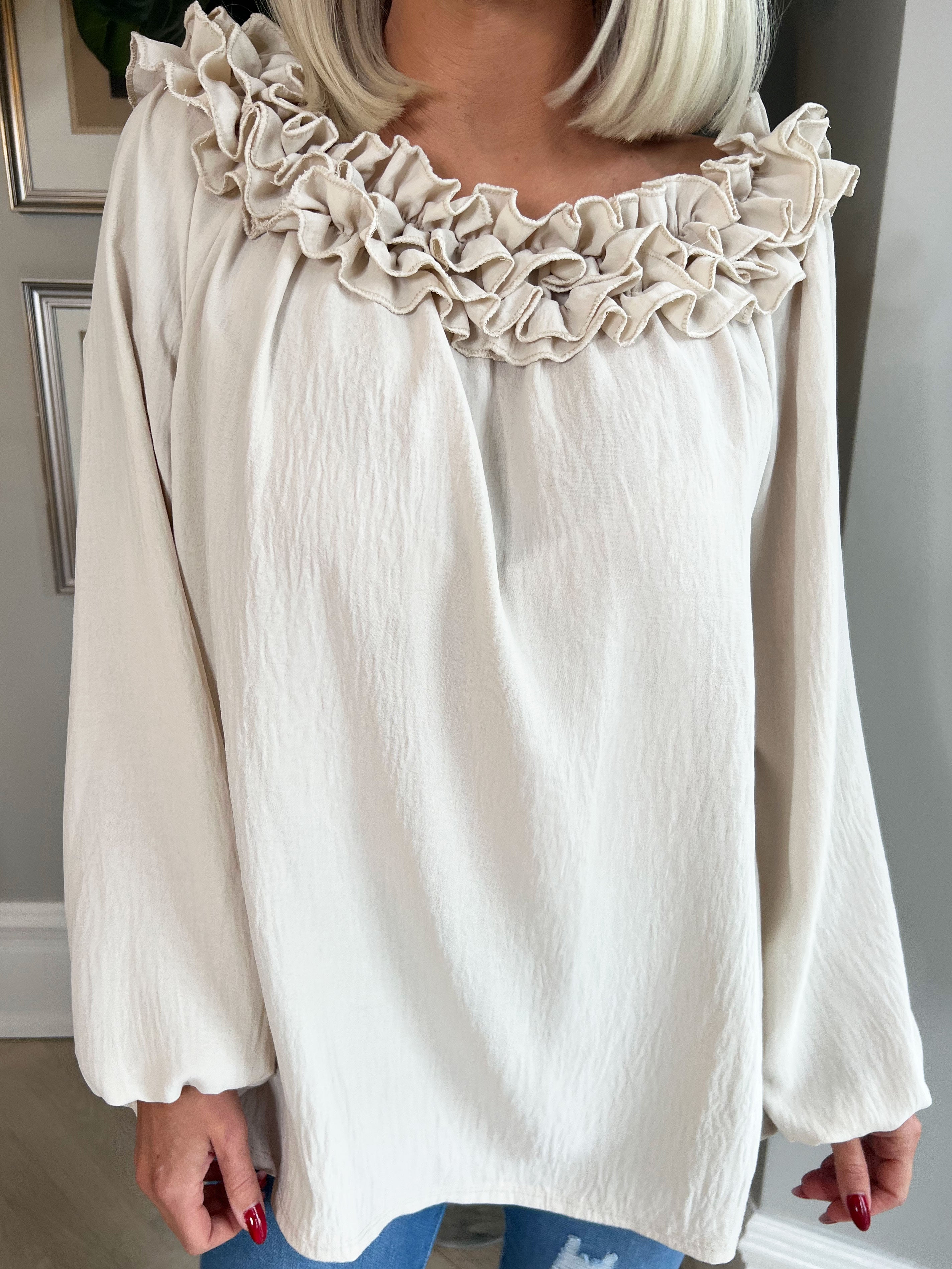 Chili - Finst tunikablus med volanger i halsen - White