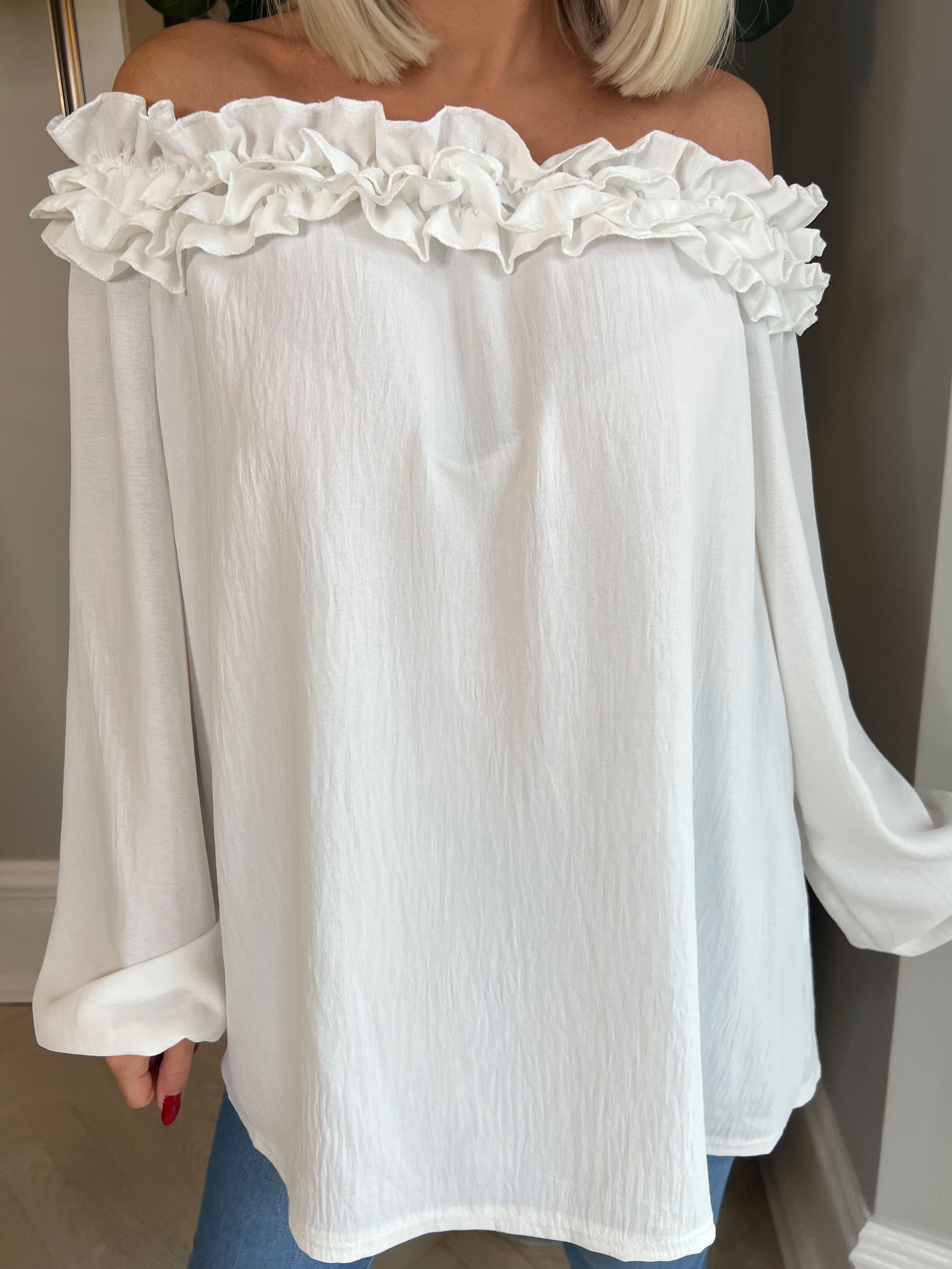 Chili - Finst tunikablus med volanger i halsen