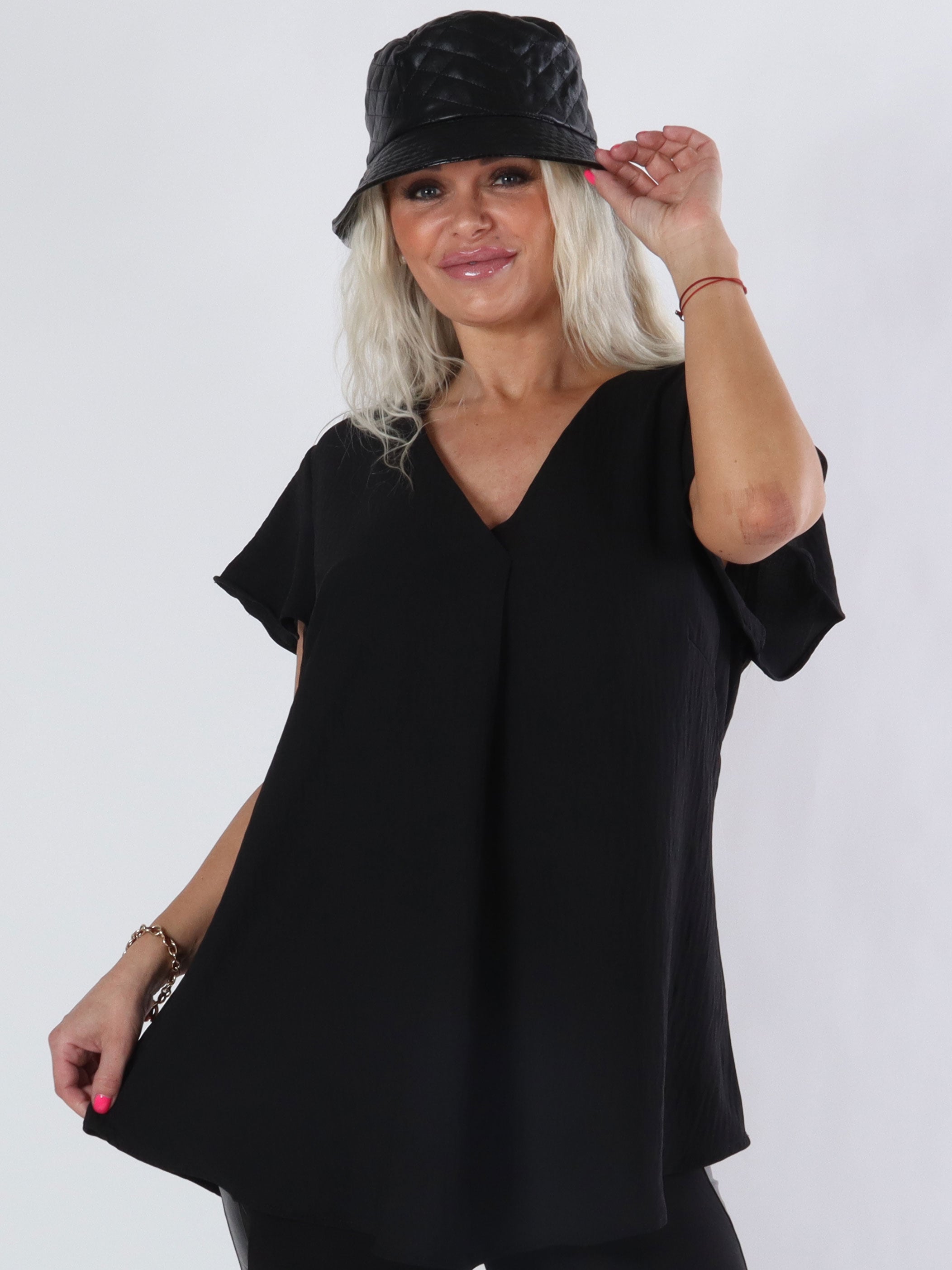 Ciara - Svart blus med v-ringning och liten volangärm