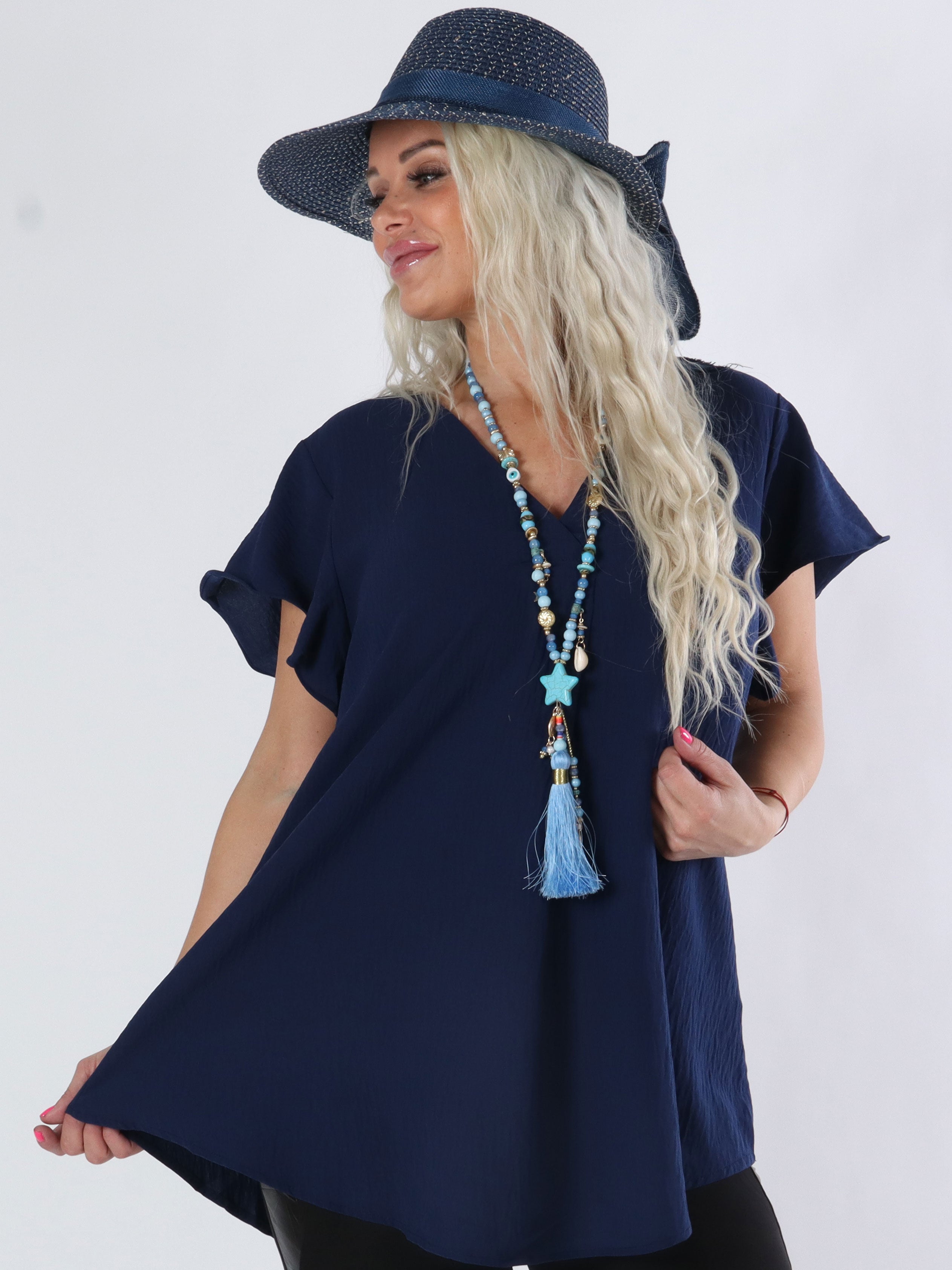 Ciara - Svart blus med v-ringning och liten volangärm