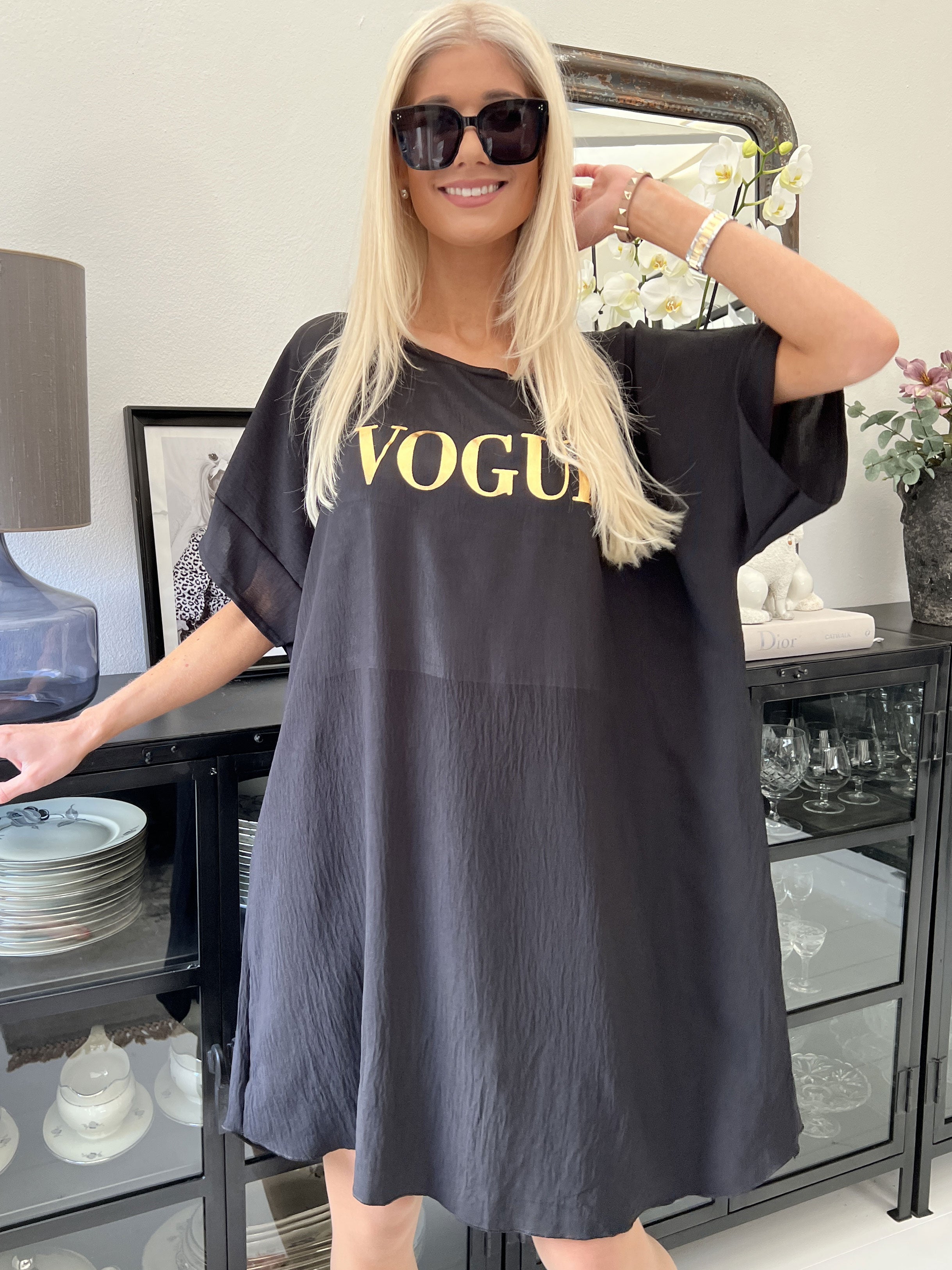 Clara - Löst sittande klänning med mode som står