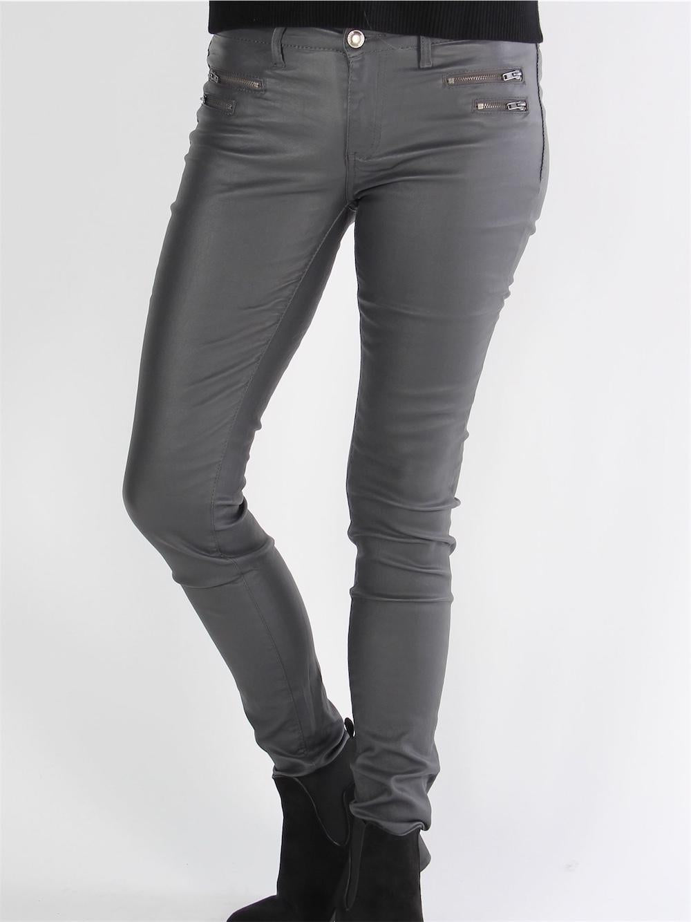 Coz - Svarta byxor i läderlook med blixtlåsdetaljer