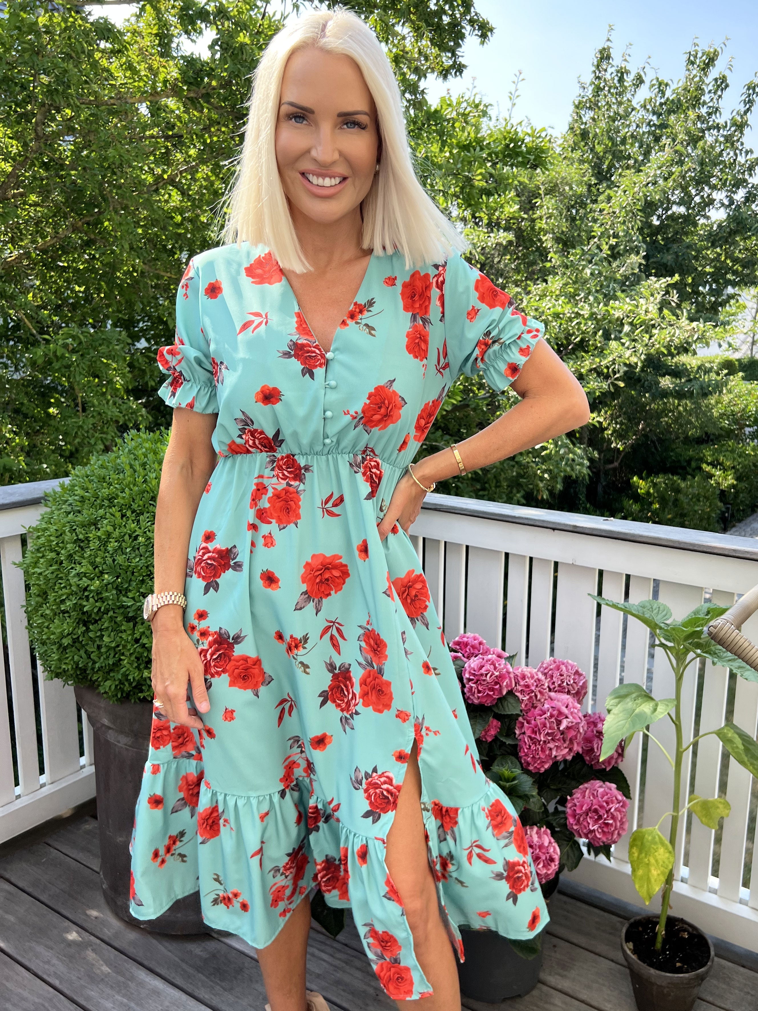 Chrishell - Kort sommarklänning med knappar på bröstet - Pink