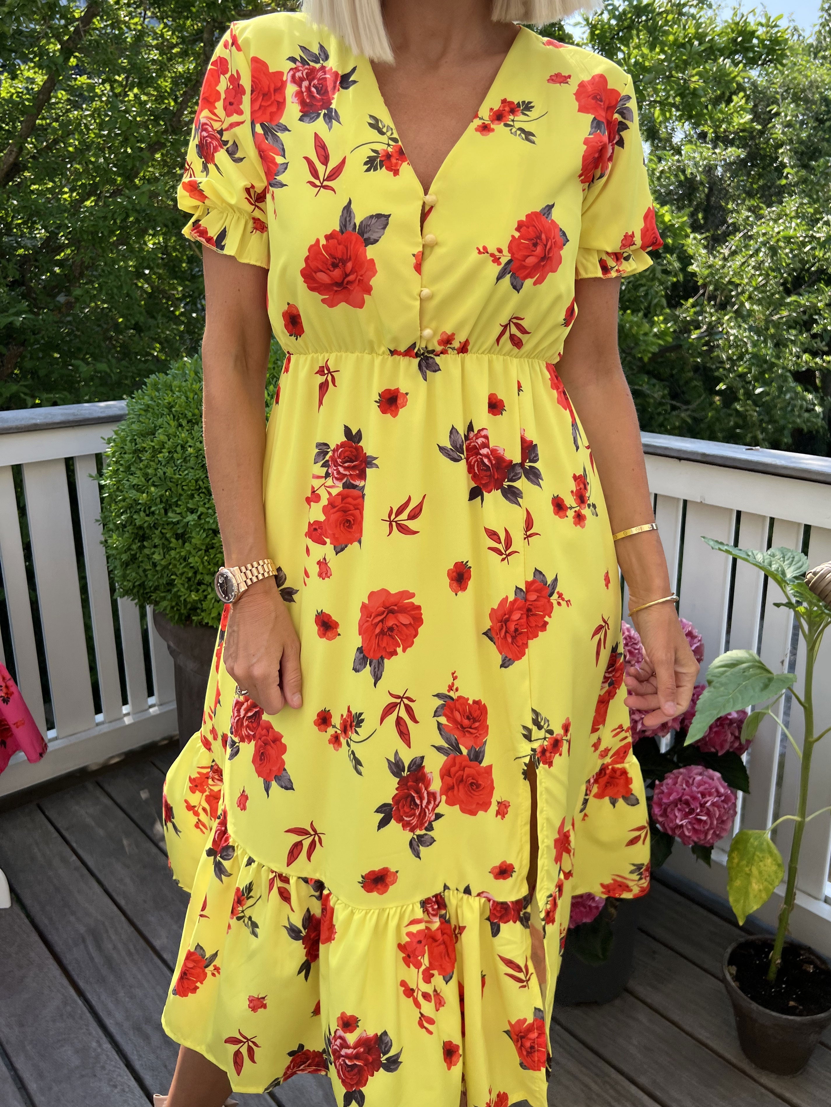 Chrishell - Kort sommarklänning med knappar på bröstet - Yellow