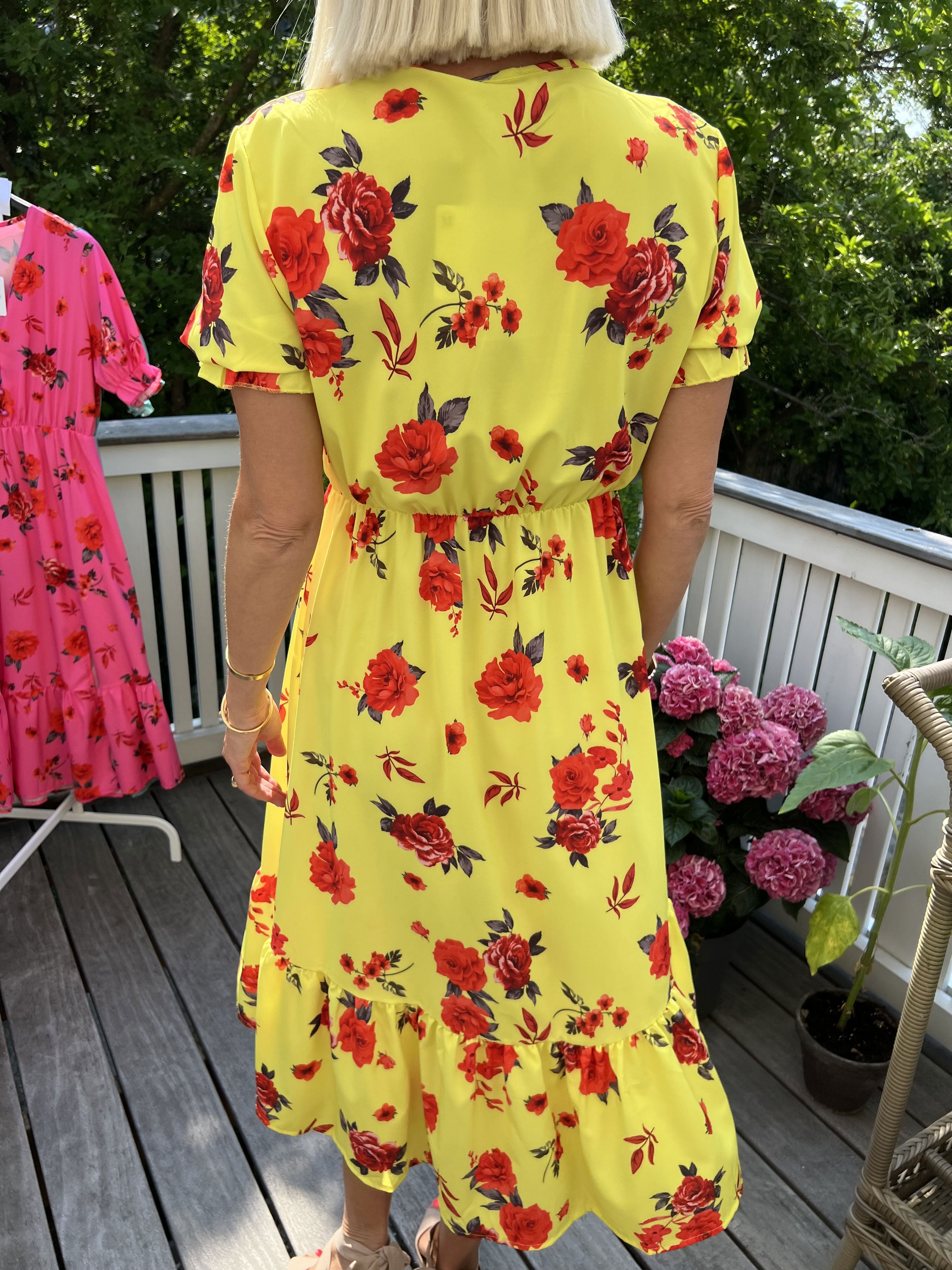 Chrishell - Kort sommarklänning med knappar på bröstet