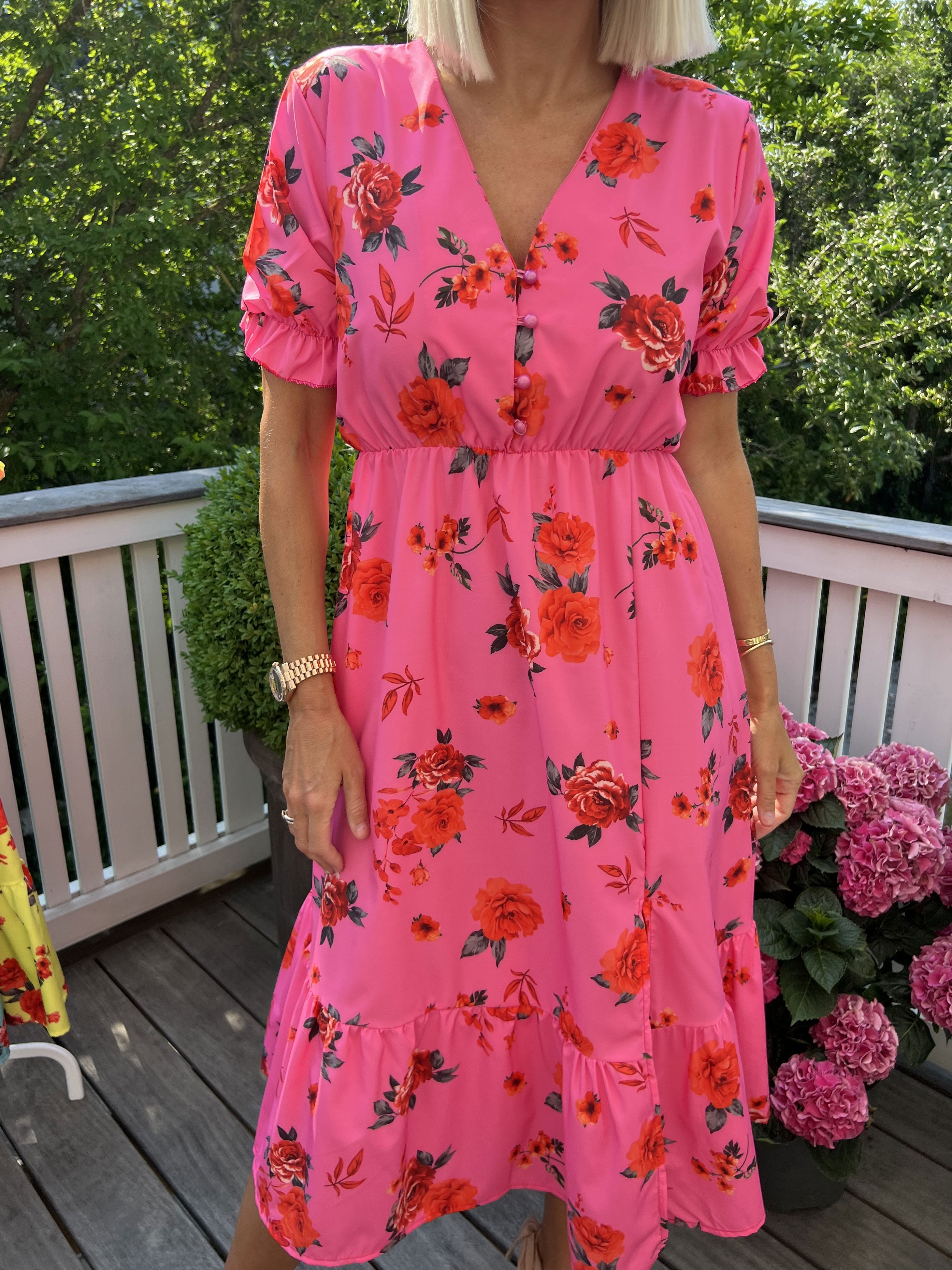 Chrishell - Kort sommarklänning med knappar på bröstet