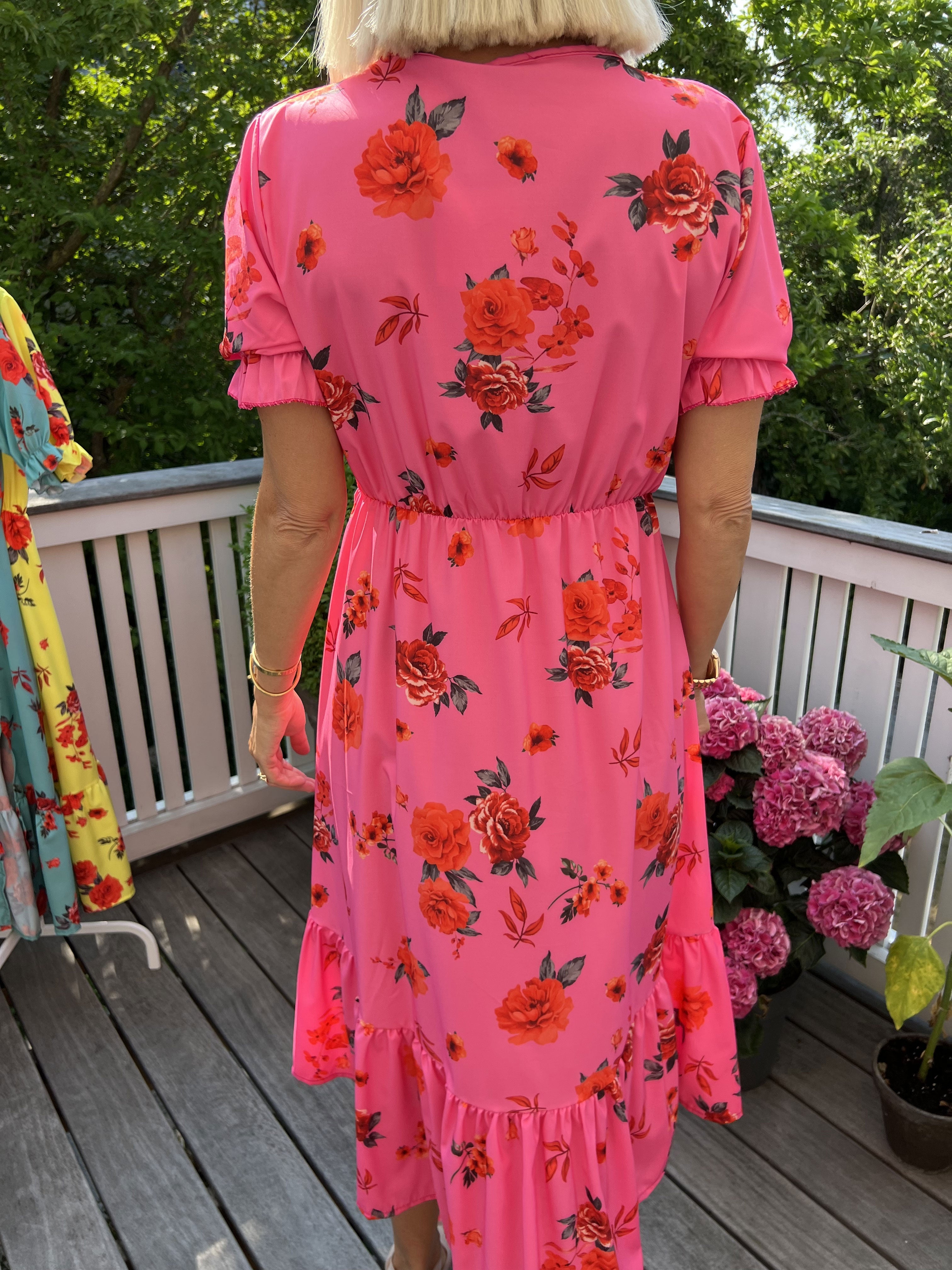 Chrishell - Kort sommarklänning med knappar på bröstet