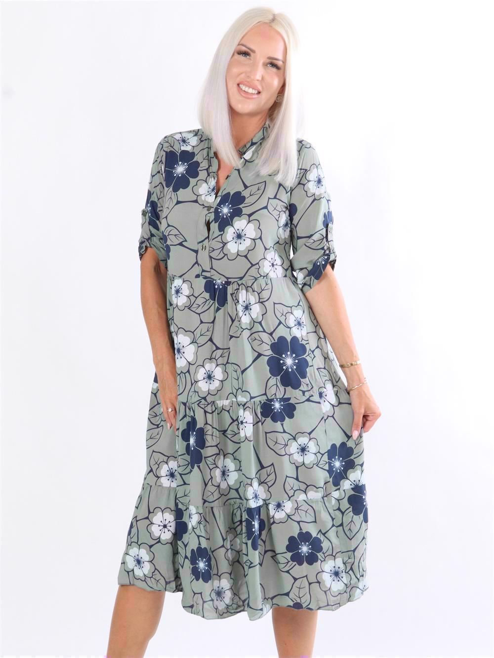Darcy - Armégrön klänning med blomstermotiv i lagerform