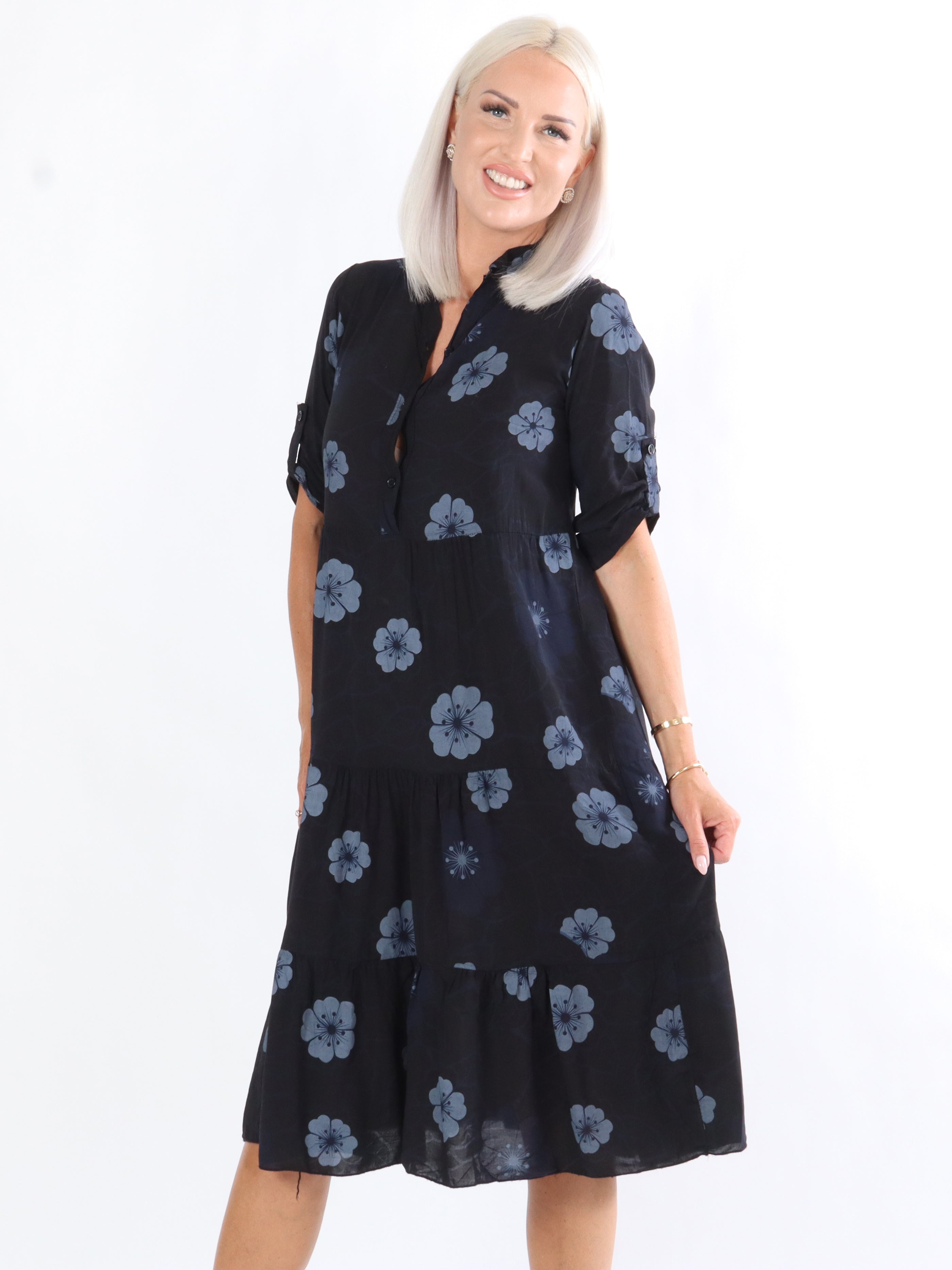 Darcy - Armégrön klänning med blomstermotiv i lagerform