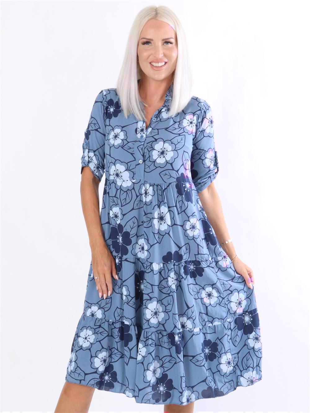 Darcy - Armégrön klänning med blomstermotiv i lagerform