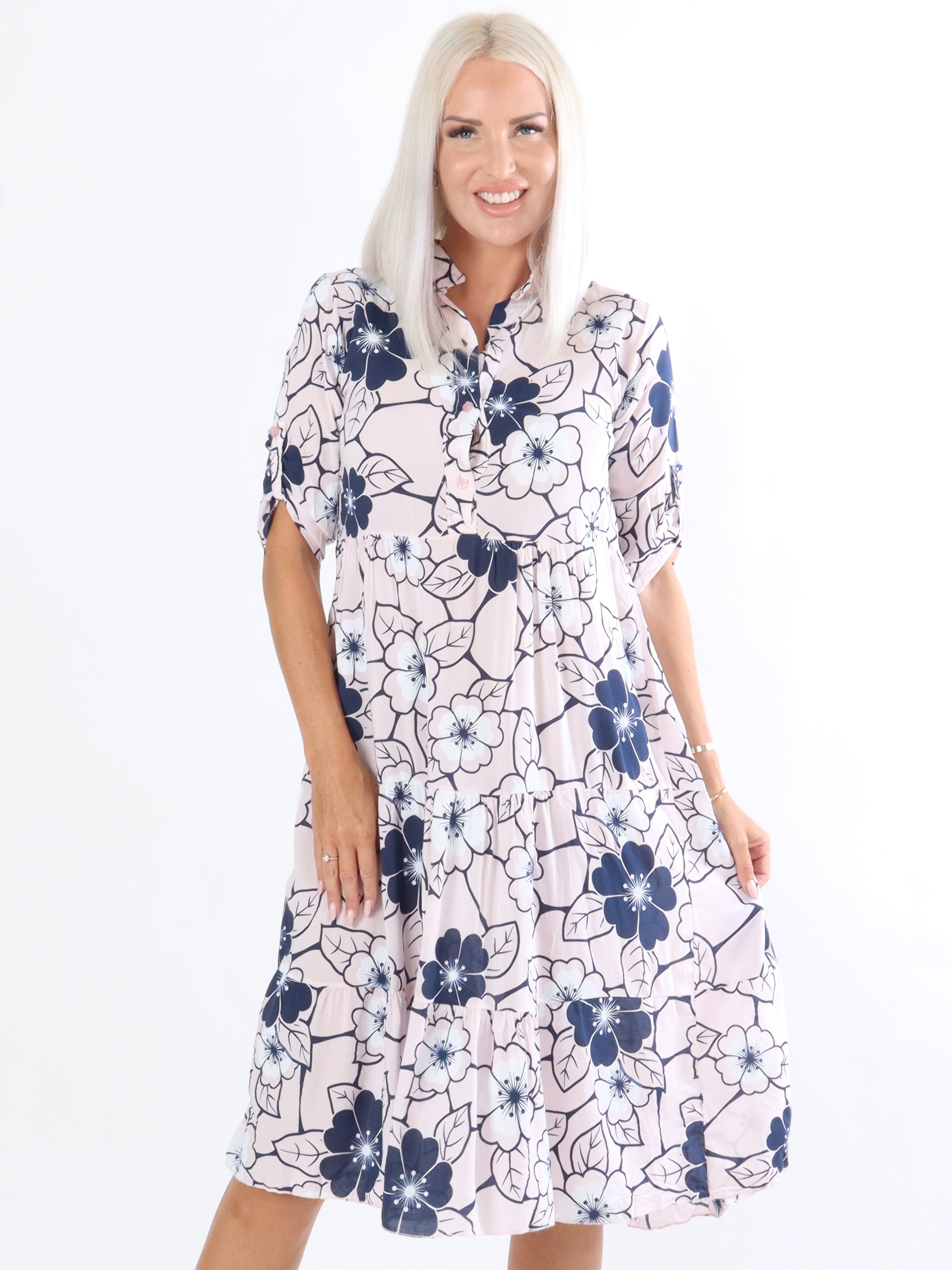 Darcy - Armégrön klänning med blomstermotiv i lagerform