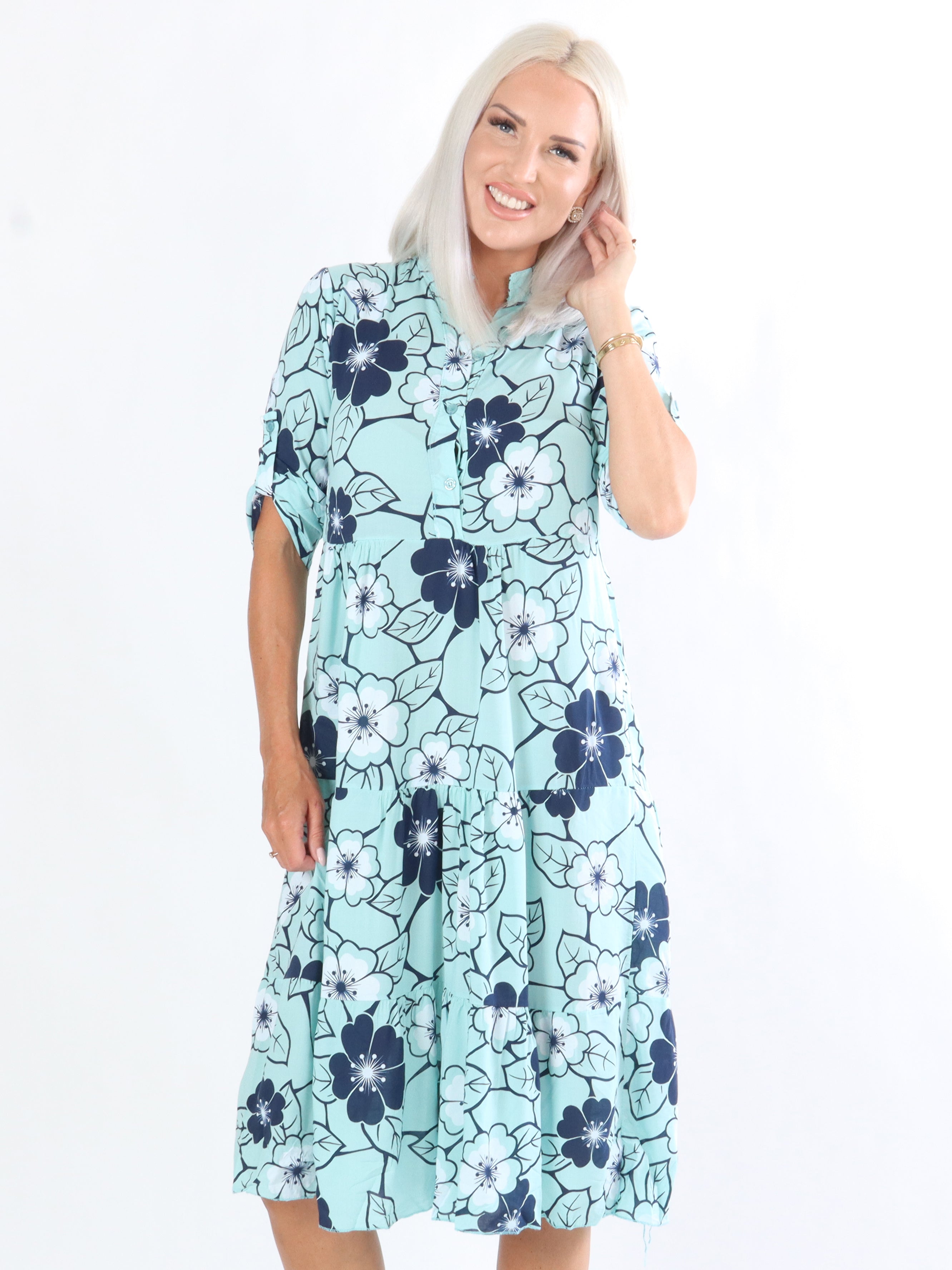 Darcy - Armégrön klänning med blomstermotiv i lagerform