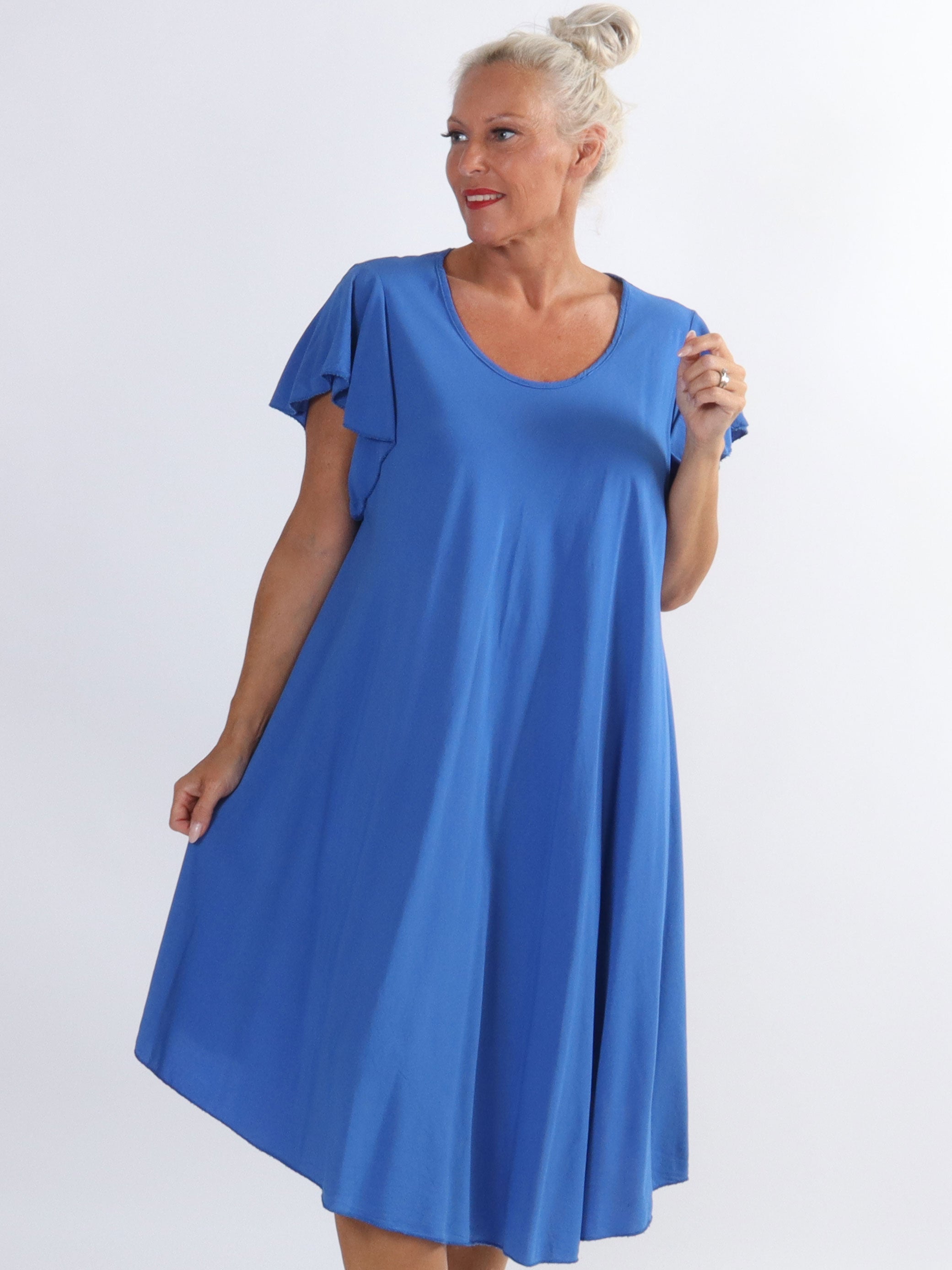 Davina - Enkel viskosklänning med t-shirtärmar i stora storlekar - Black