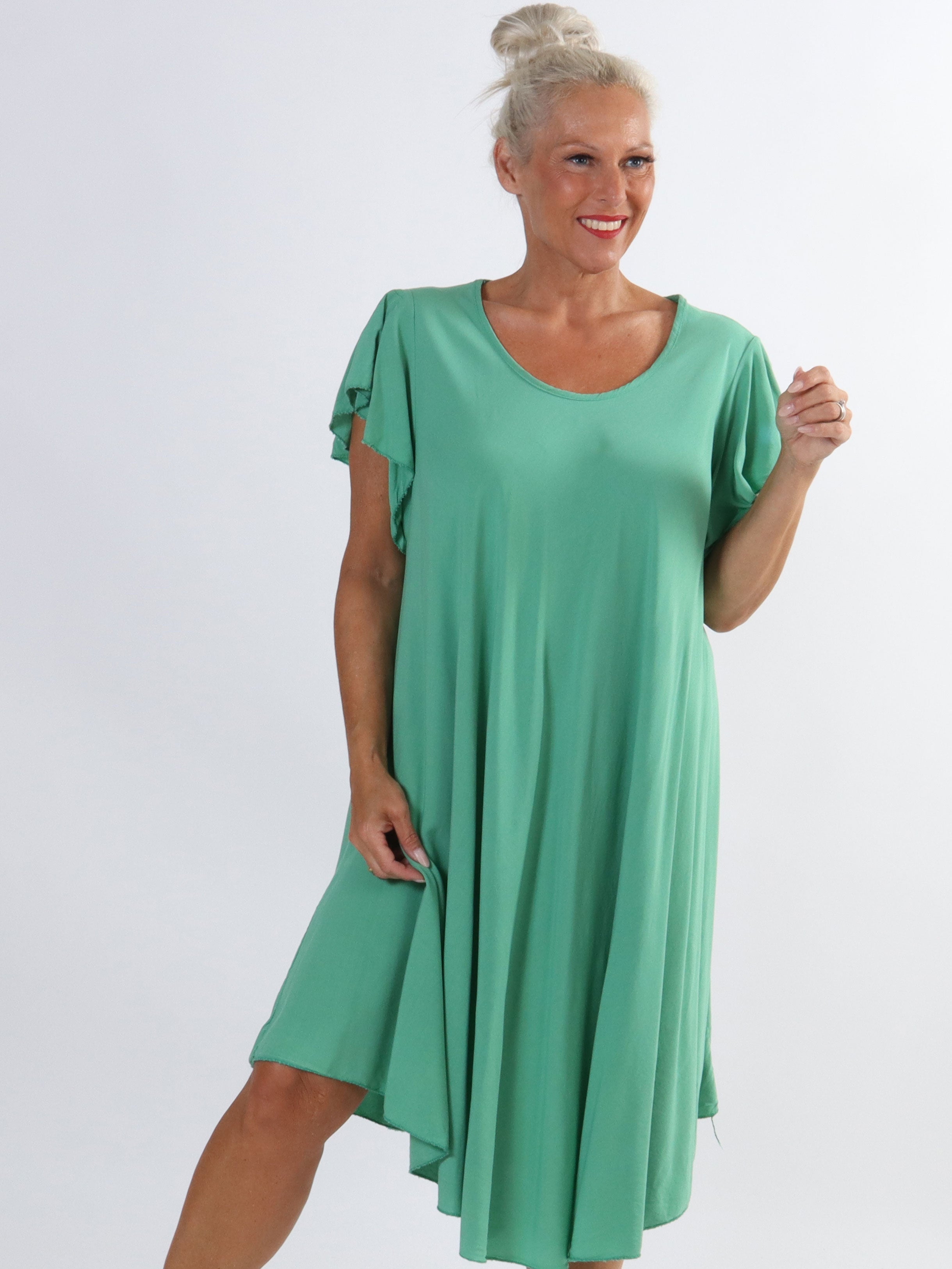 Davina - Enkel viskosklänning med t-shirtärmar i stora storlekar - Green