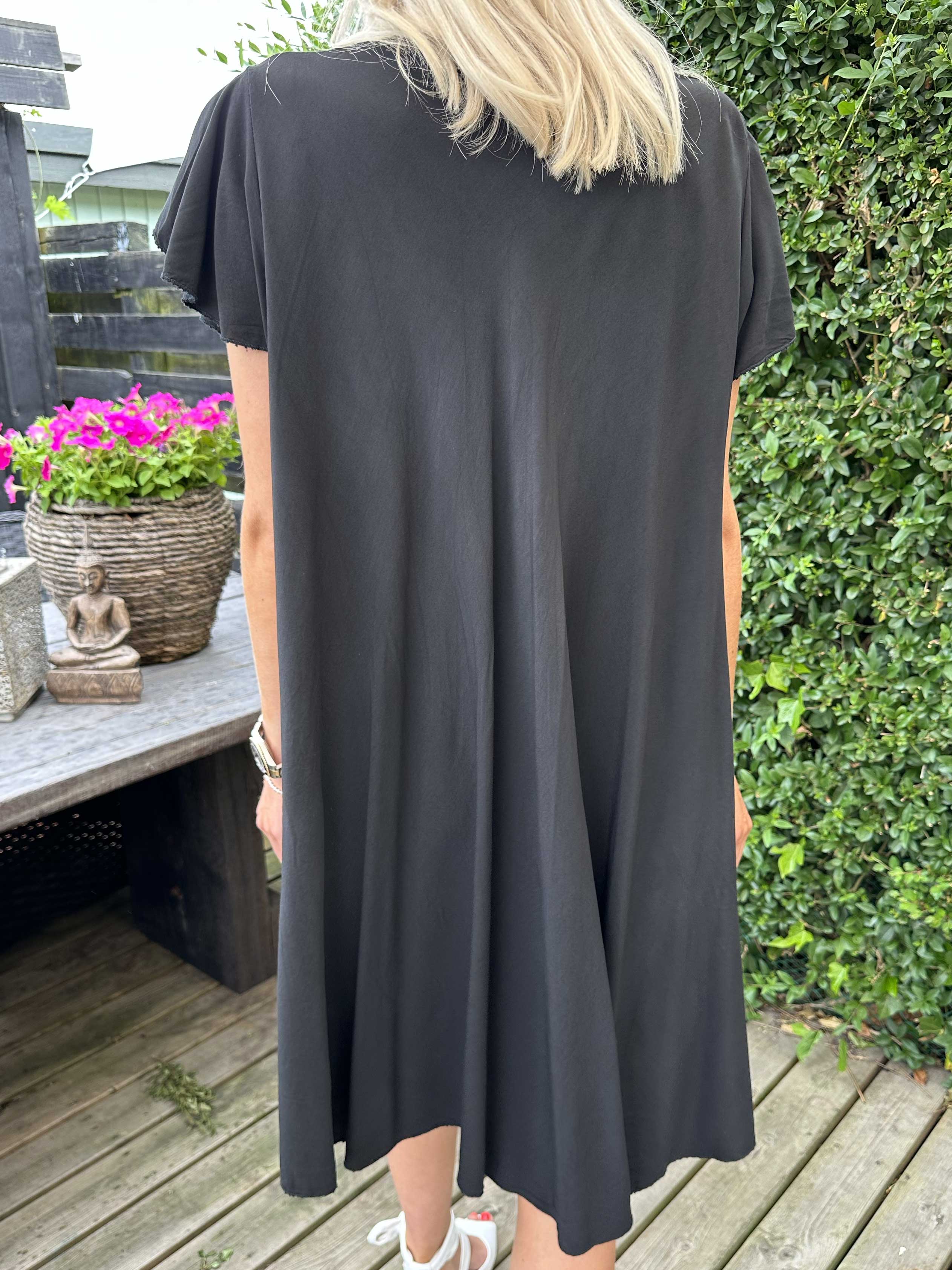 Davina - Enkel viskosklänning med t-shirtärmar