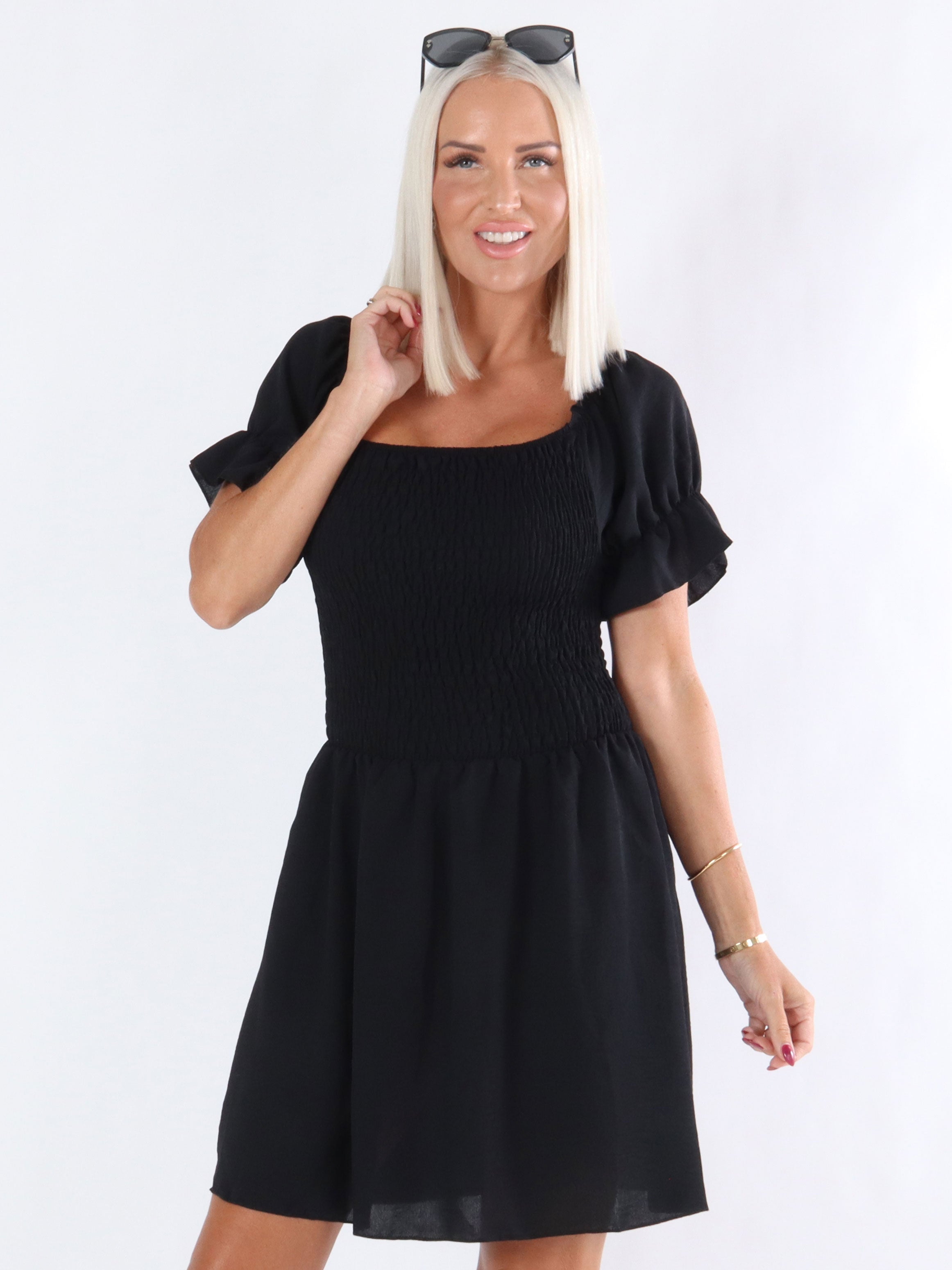 Dee - Klänning med söta ärmar och smock över bröstet