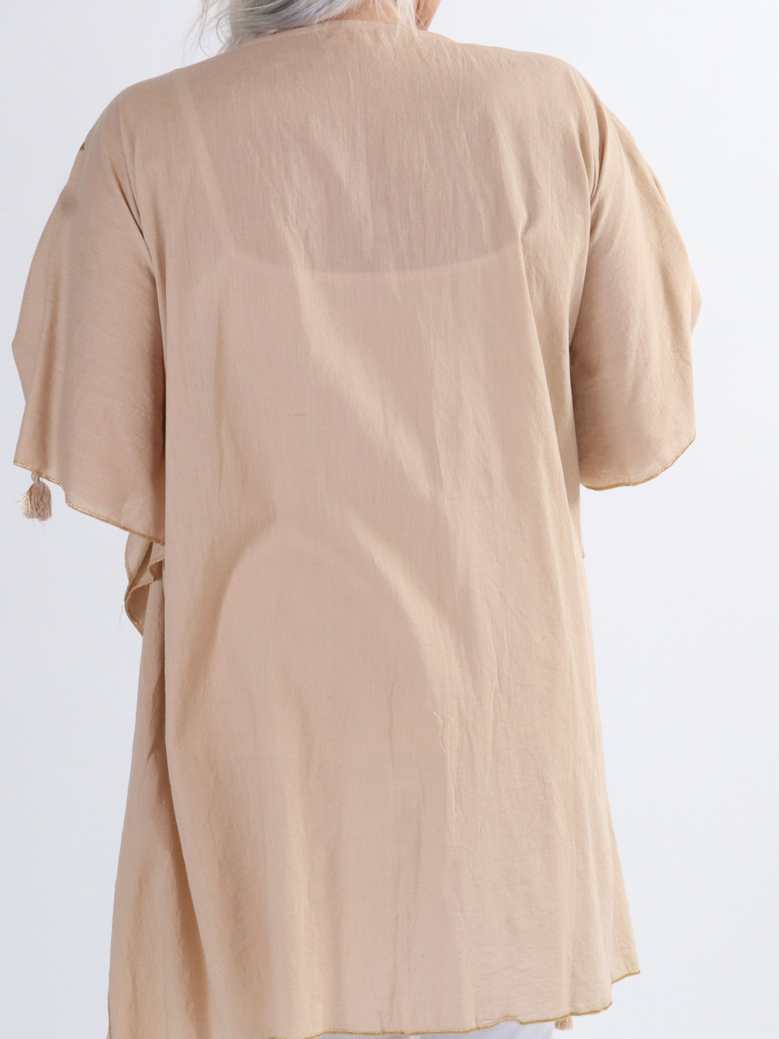 Delecias - Delikat öppen plus size tunika med band