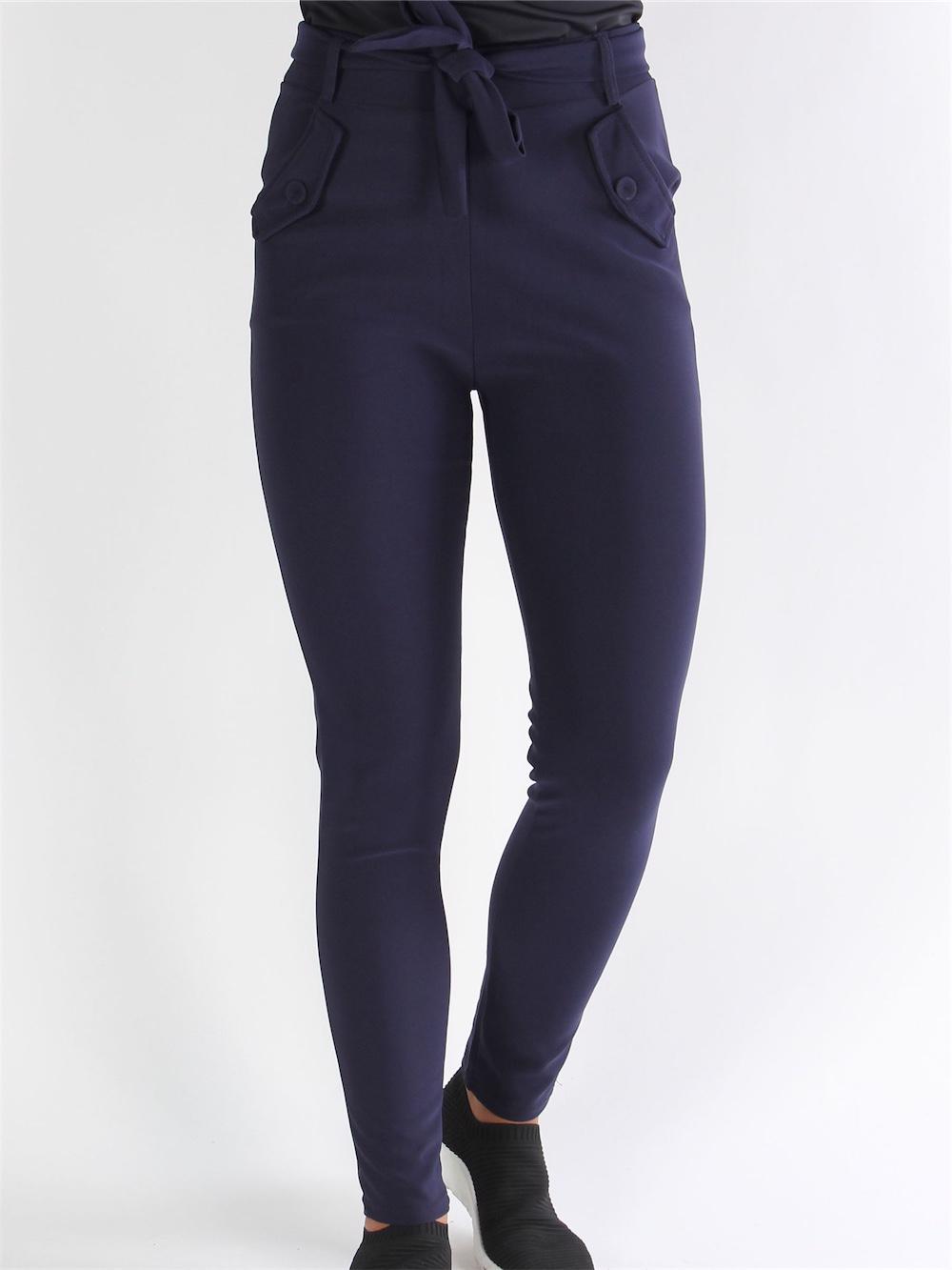 Delhi - Armégröna, åtsittande byxor med slipsband.