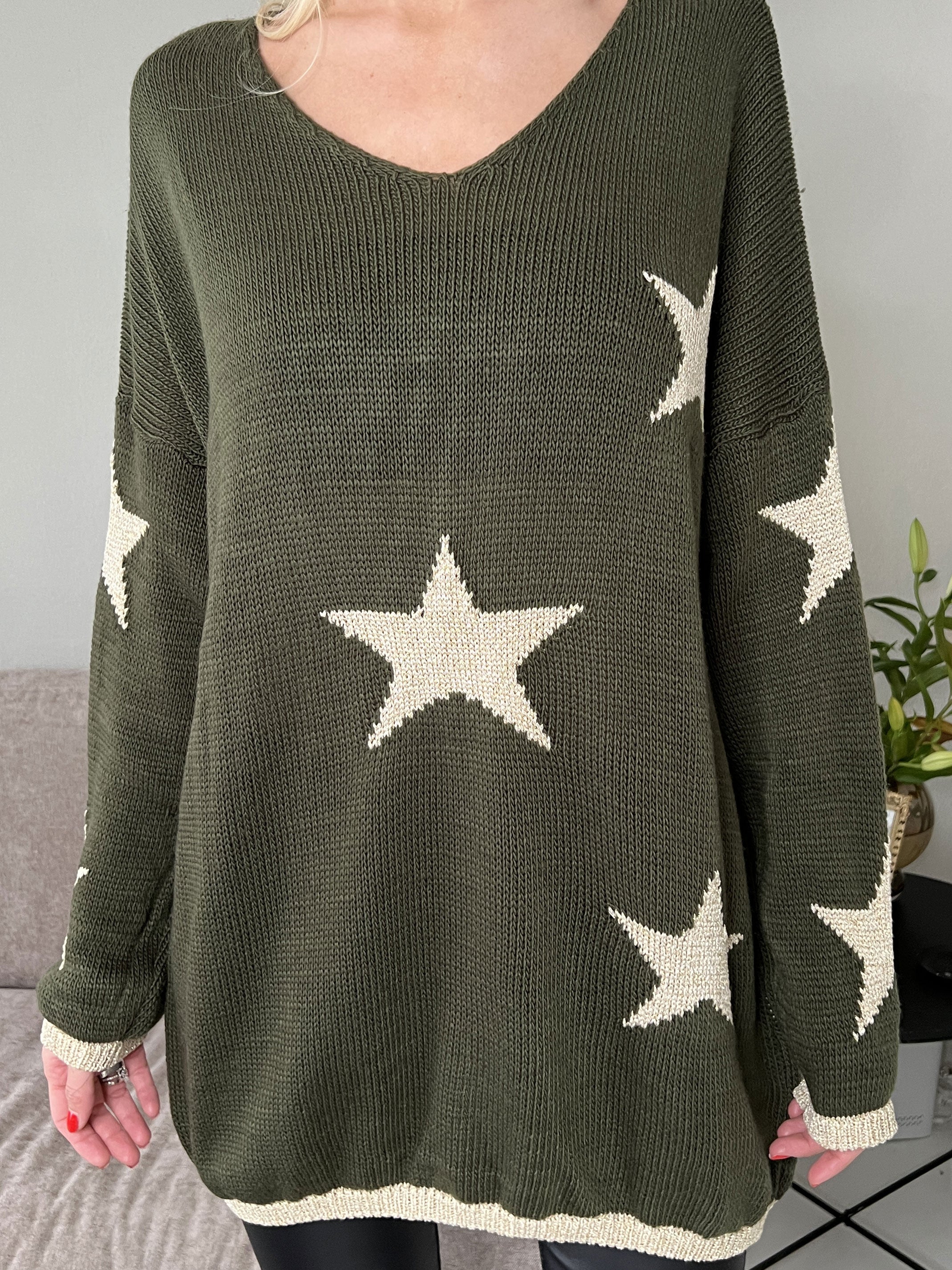 Dina - Stickad med guldstjärnor