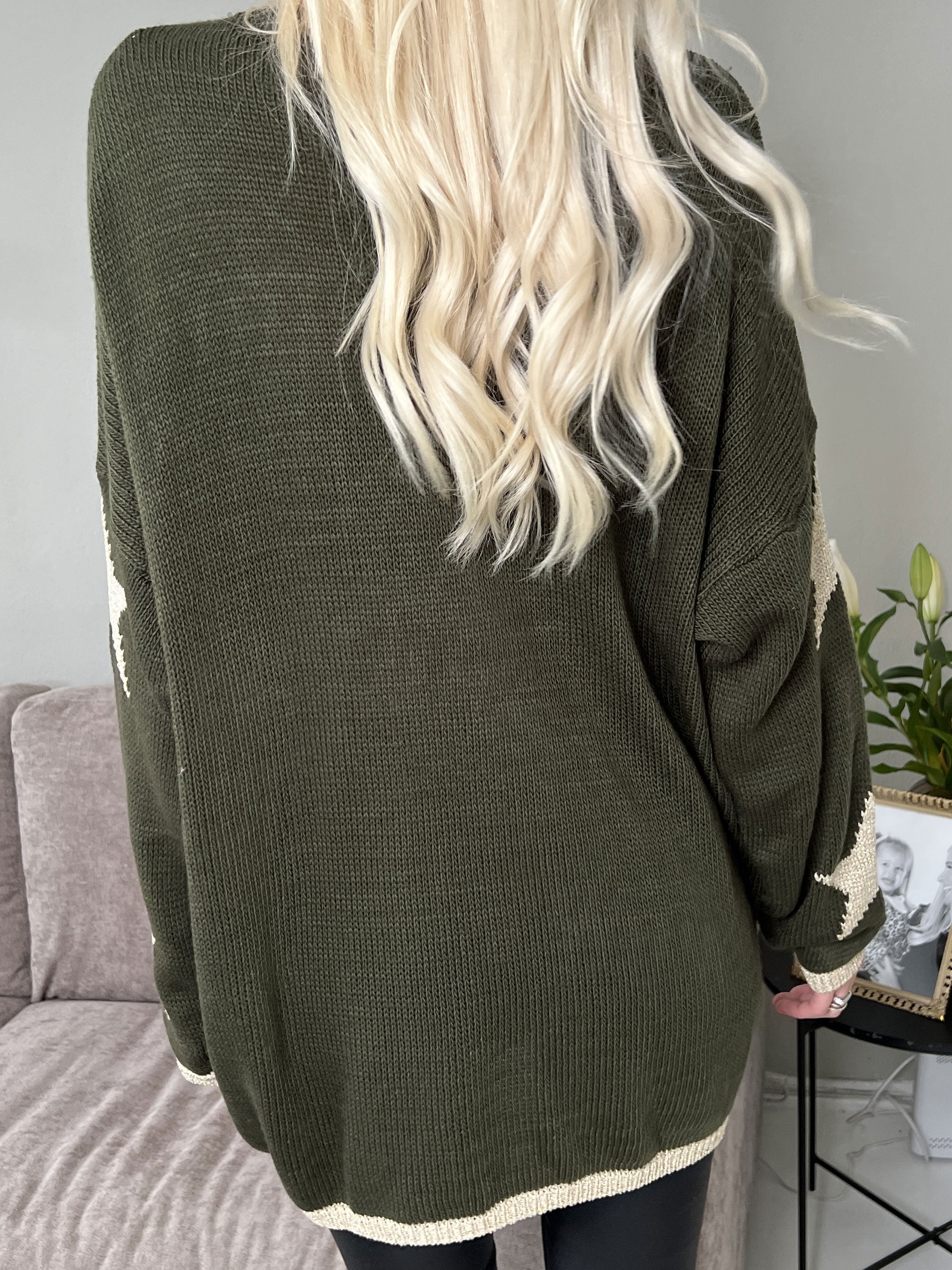 Dina - Stickad med guldstjärnor