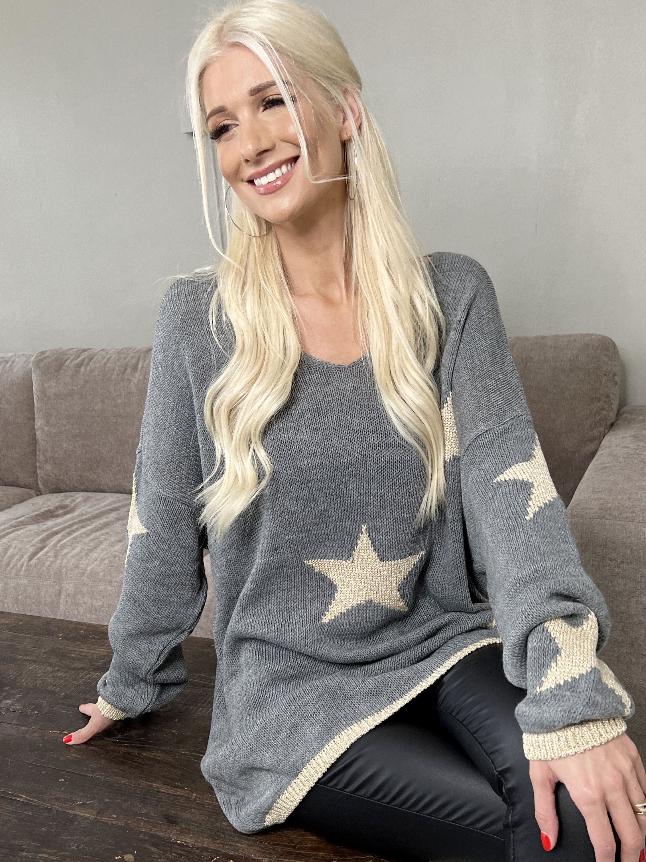 Dina - Stickad med guldstjärnor