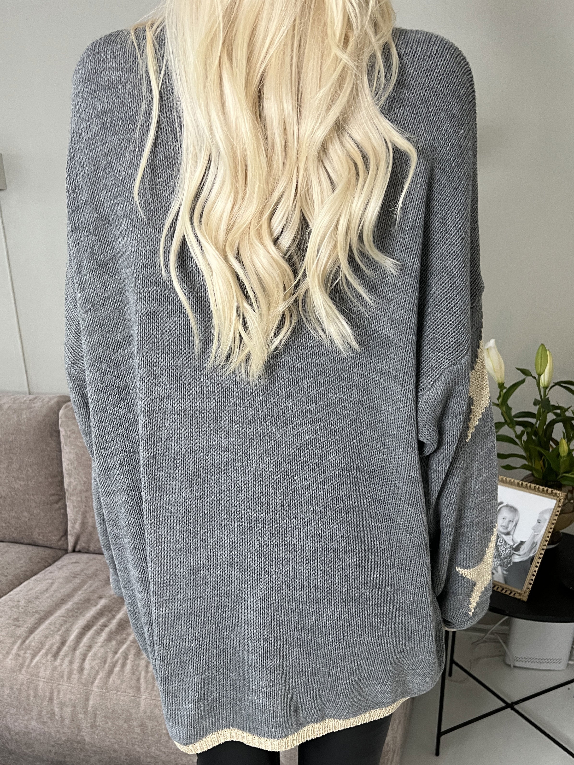 Dina - Stickad med guldstjärnor