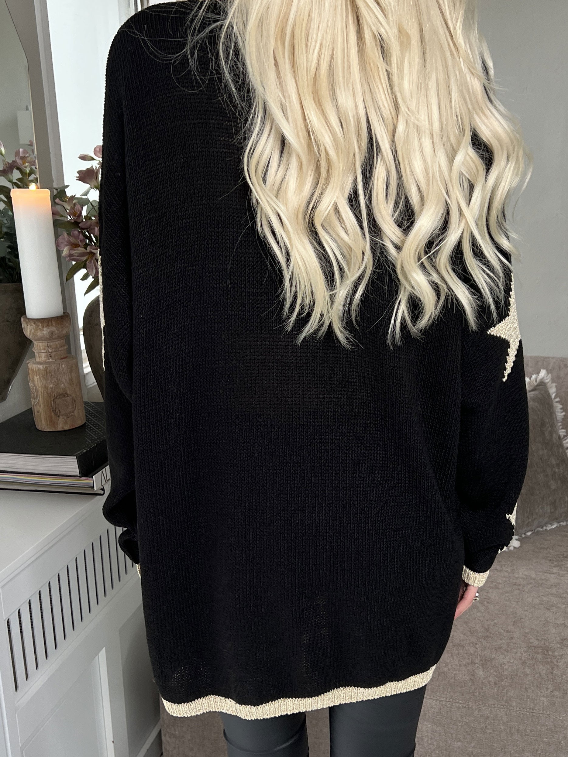 Dina - Stickad med guldstjärnor