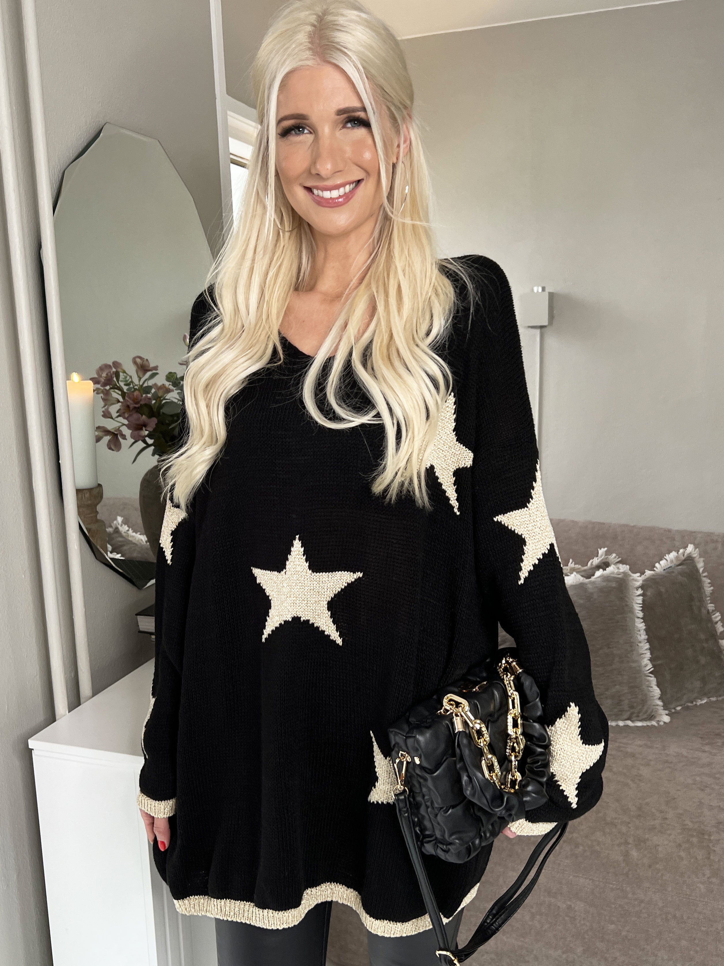 Dina - Stickad med guldstjärnor