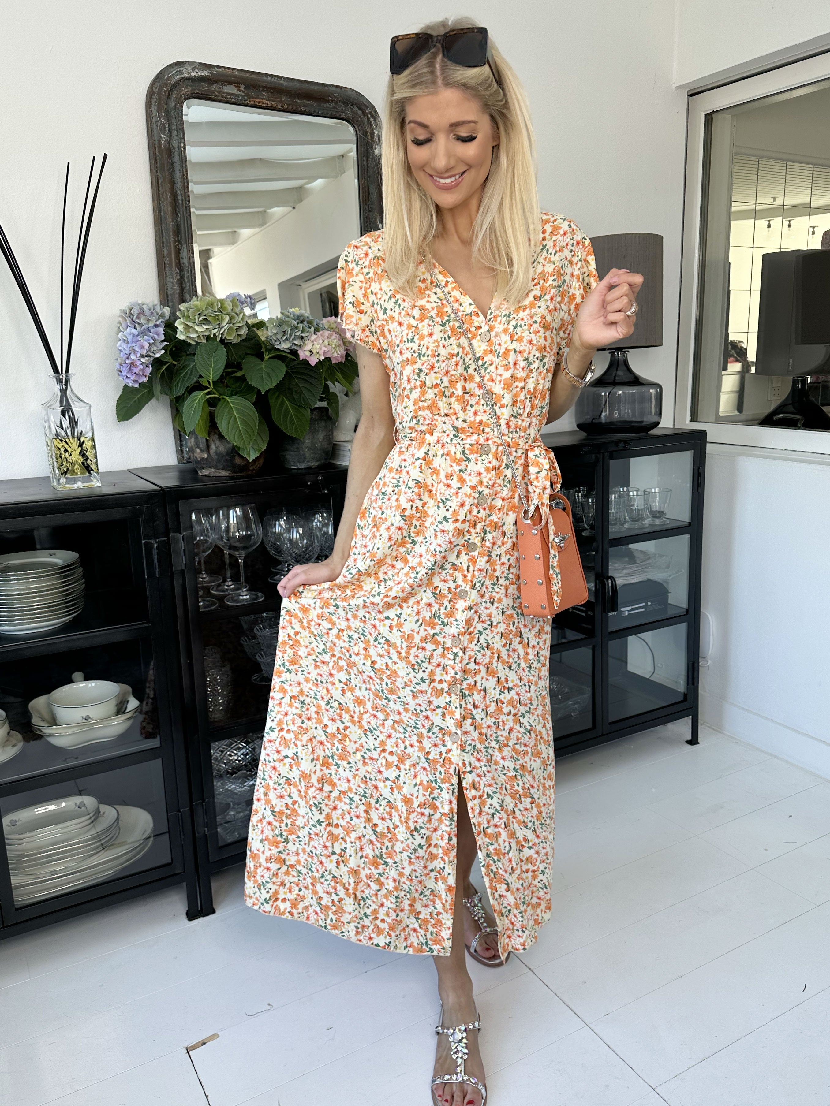 Diora - Blommig klänning med knappar och band - Beige