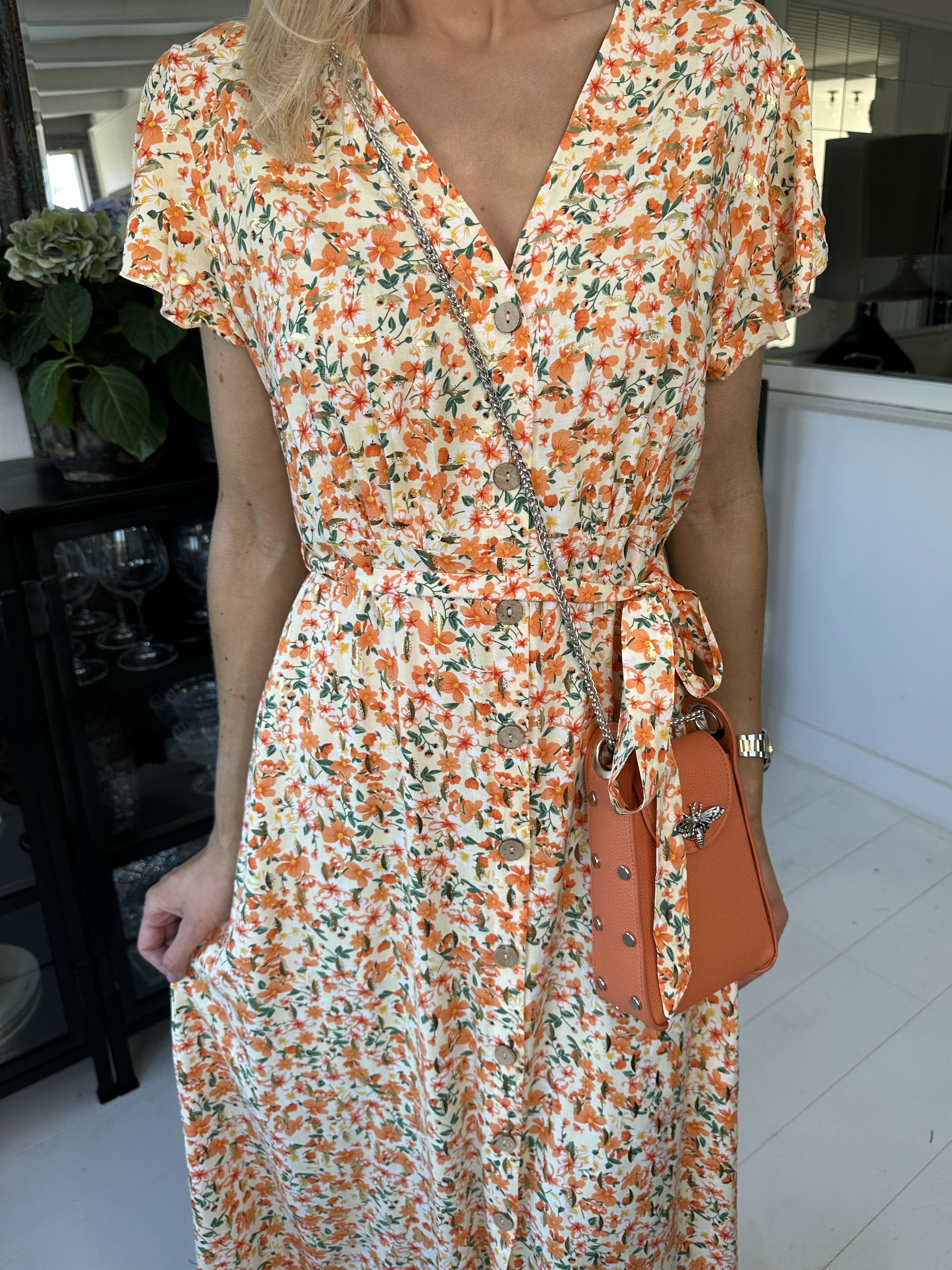 Diora - Blommig klänning med knappar och band - Navy