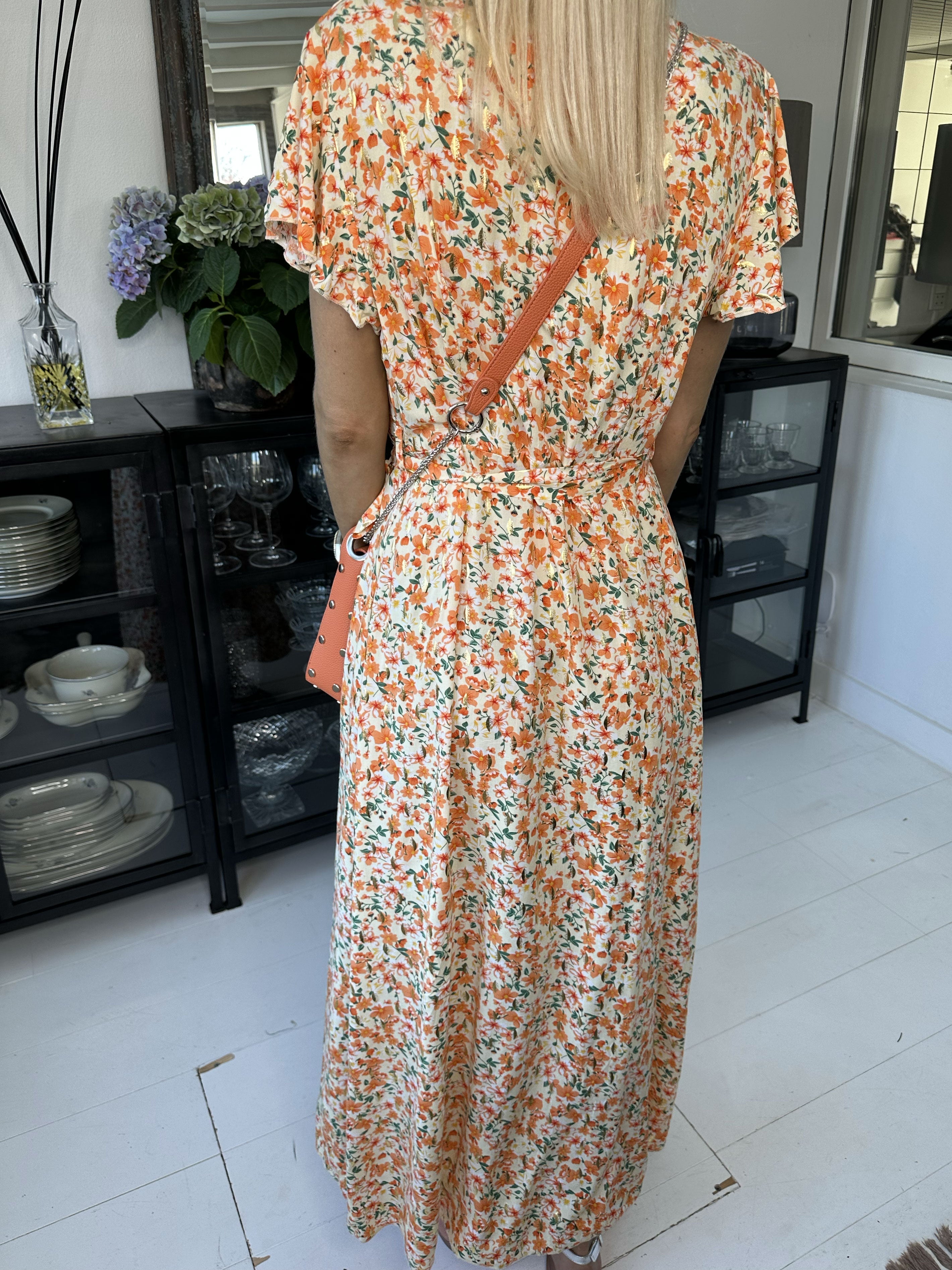 Diora - Blommig klänning med knappar och band