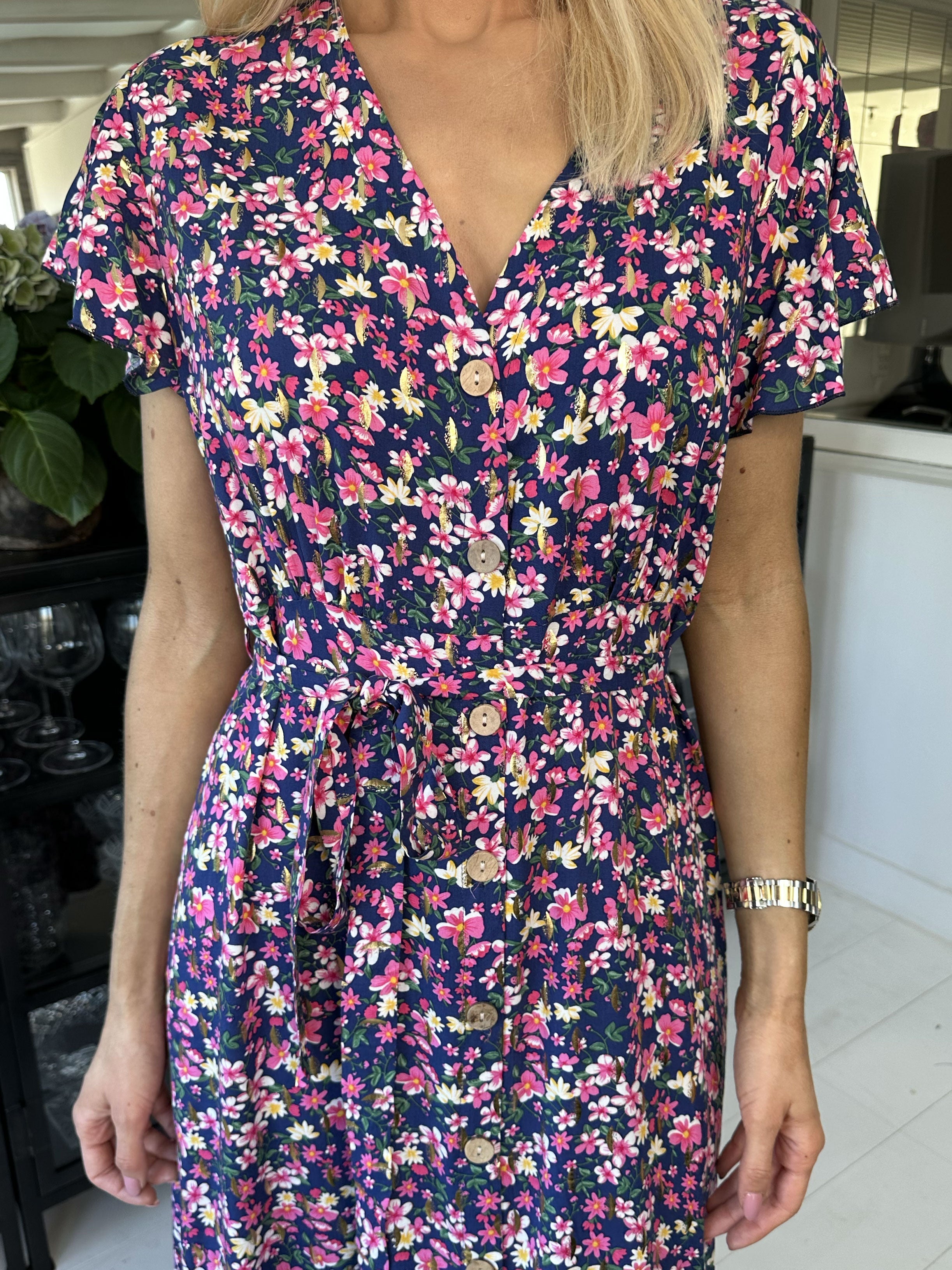 Diora - Blommig klänning med knappar och band