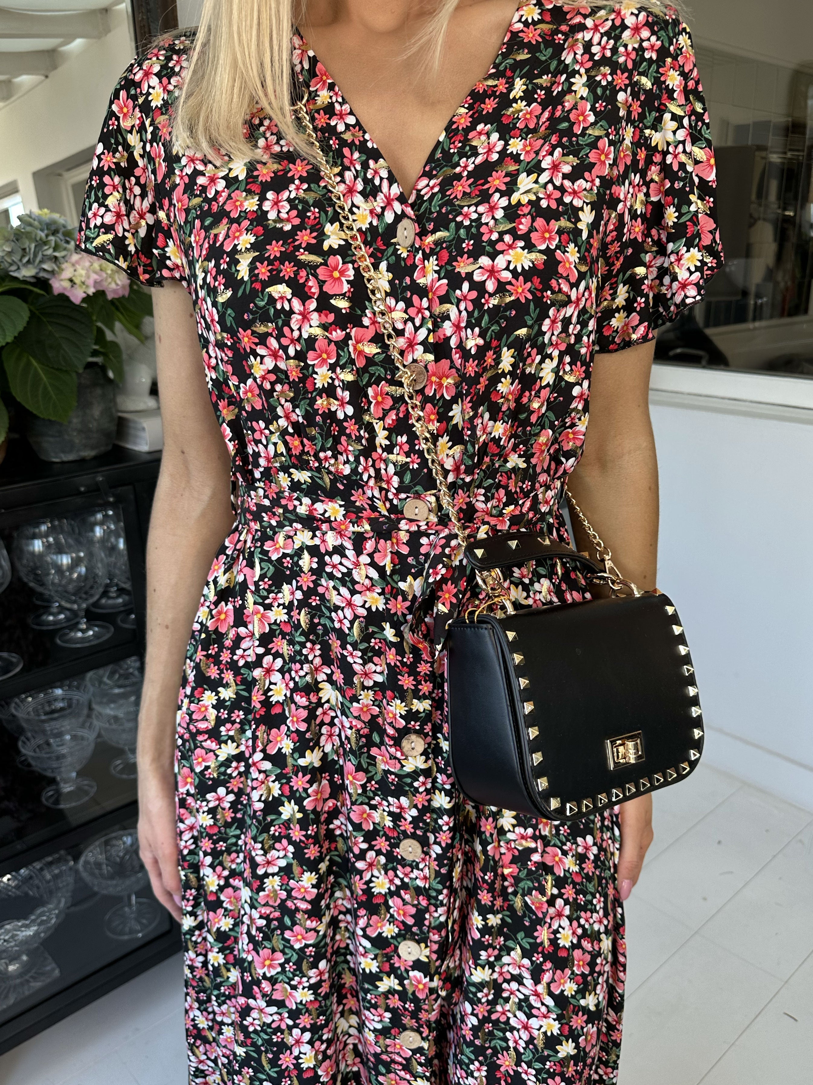 Diora - Blommig klänning med knappar och band