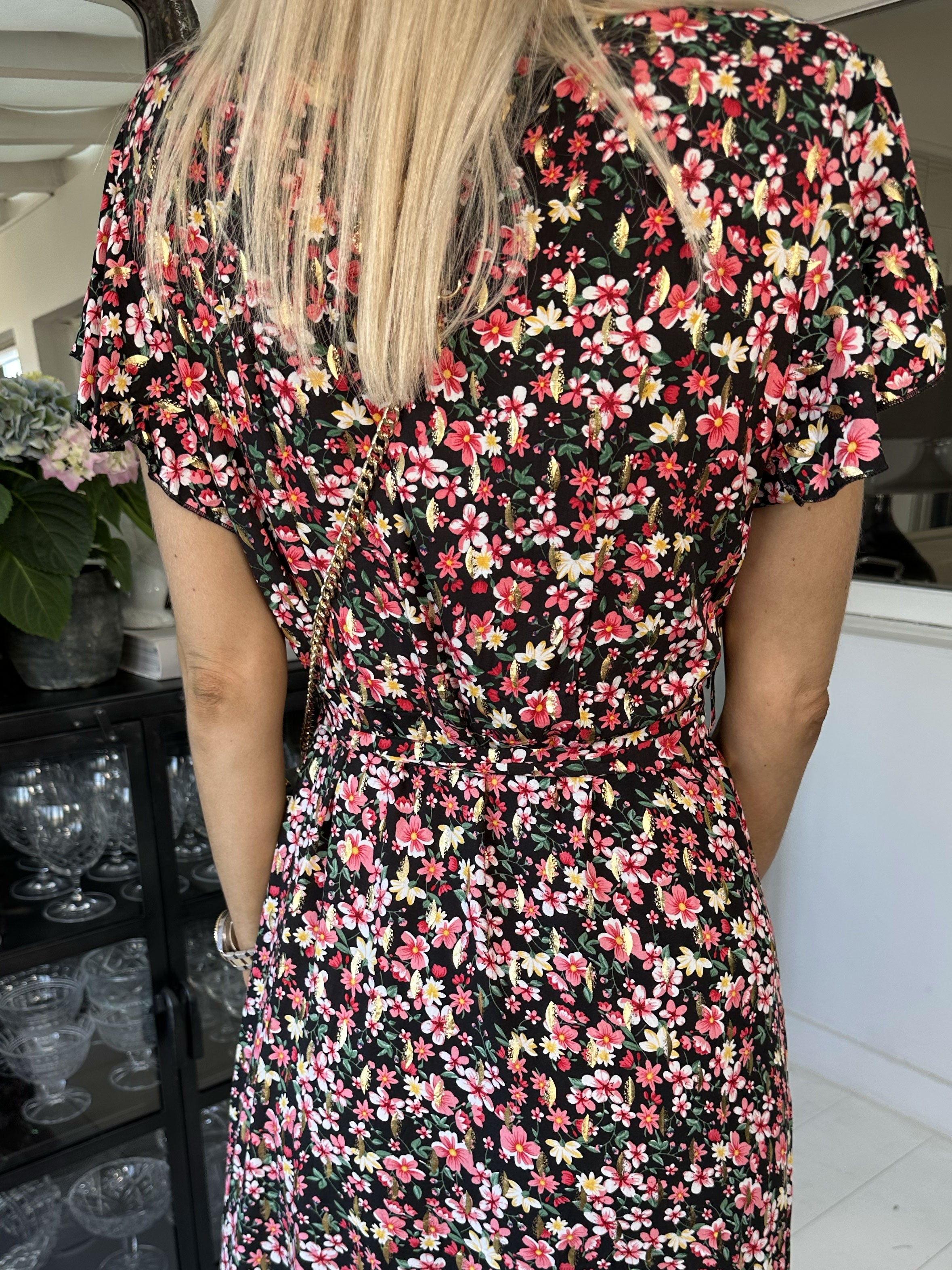 Diora - Blommig klänning med knappar och band