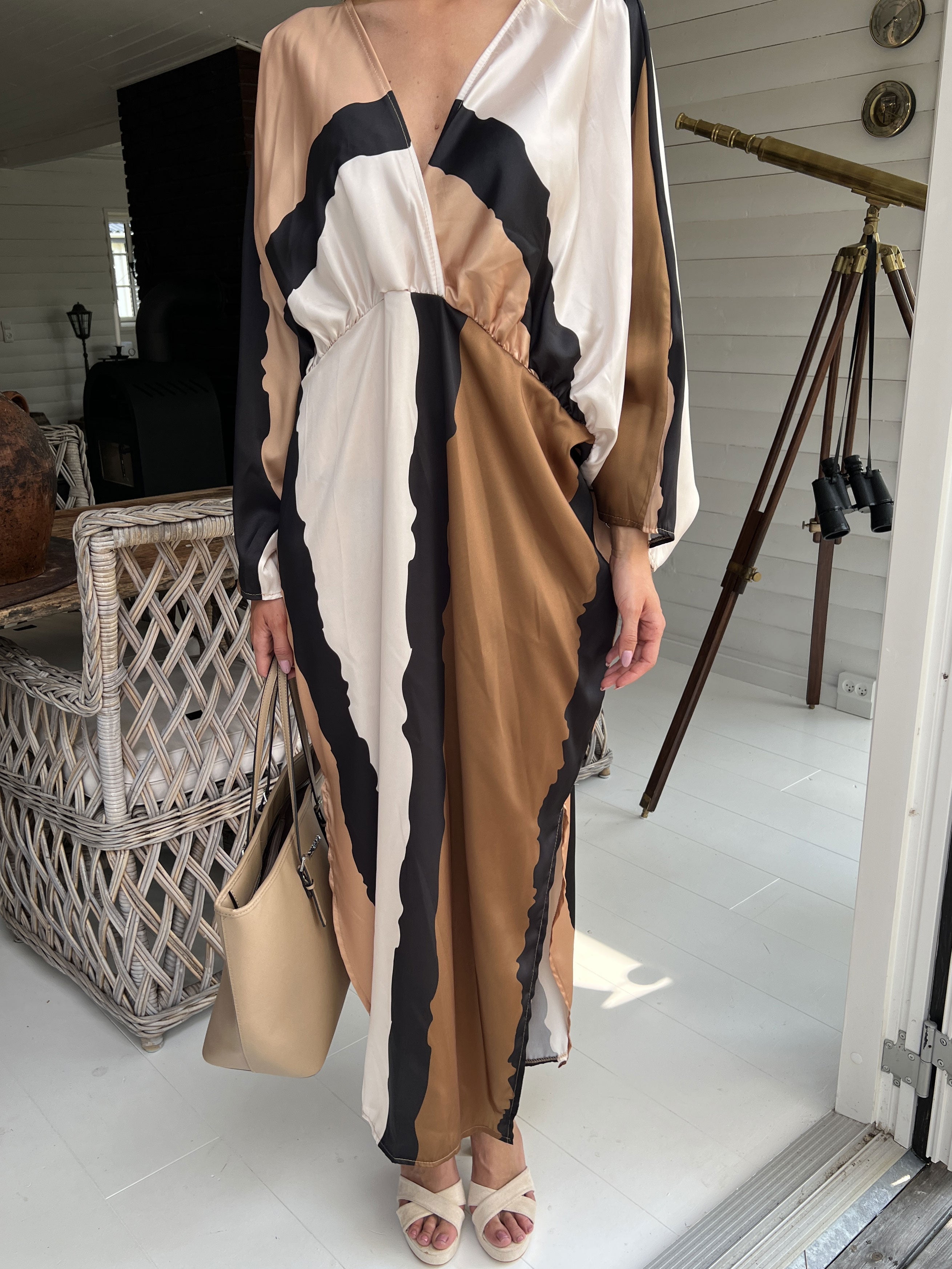 Dita - Lång vacker mångfärgad klänning i silkeslook