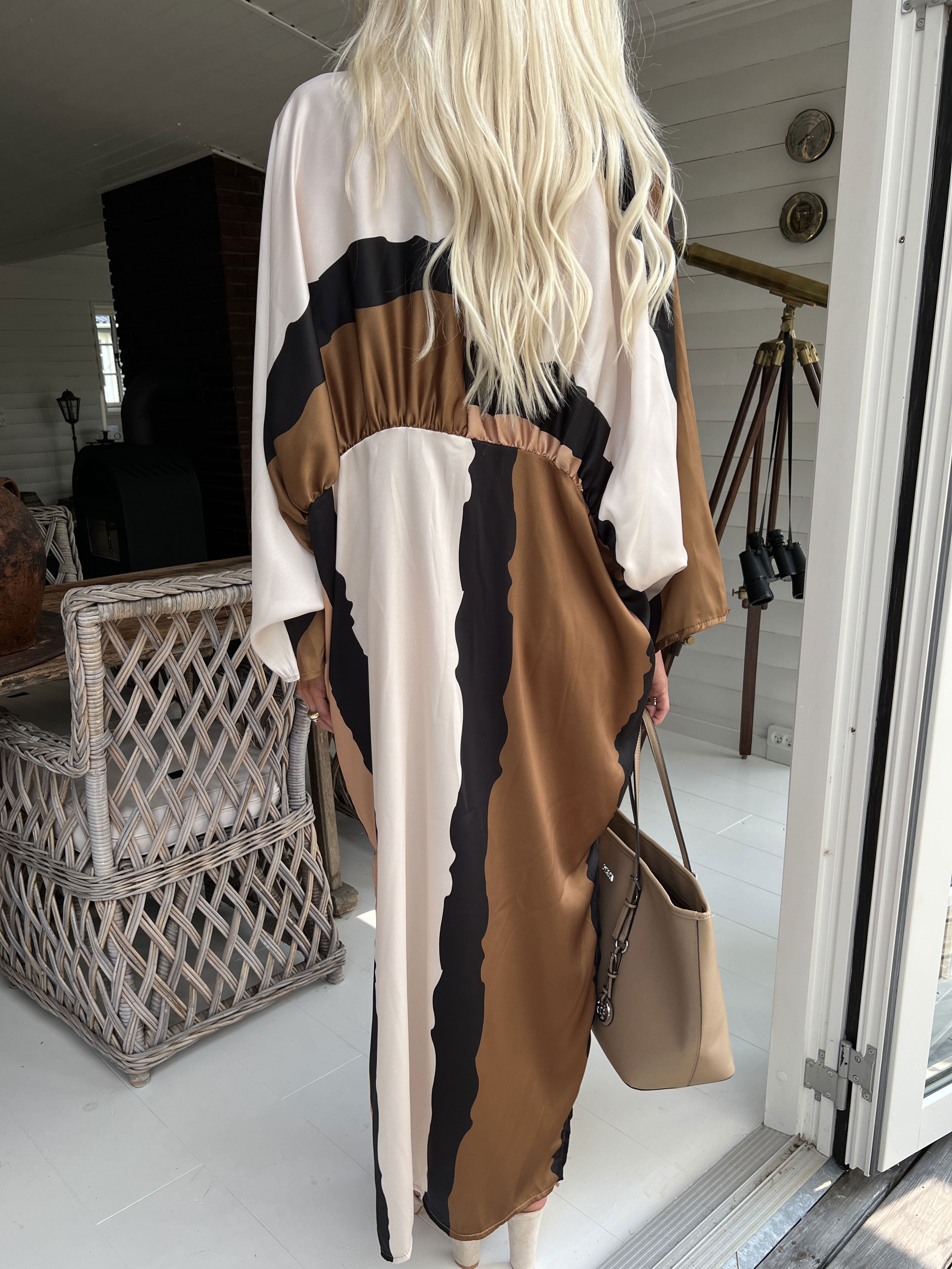 Dita - Lång vacker mångfärgad klänning i silkeslook