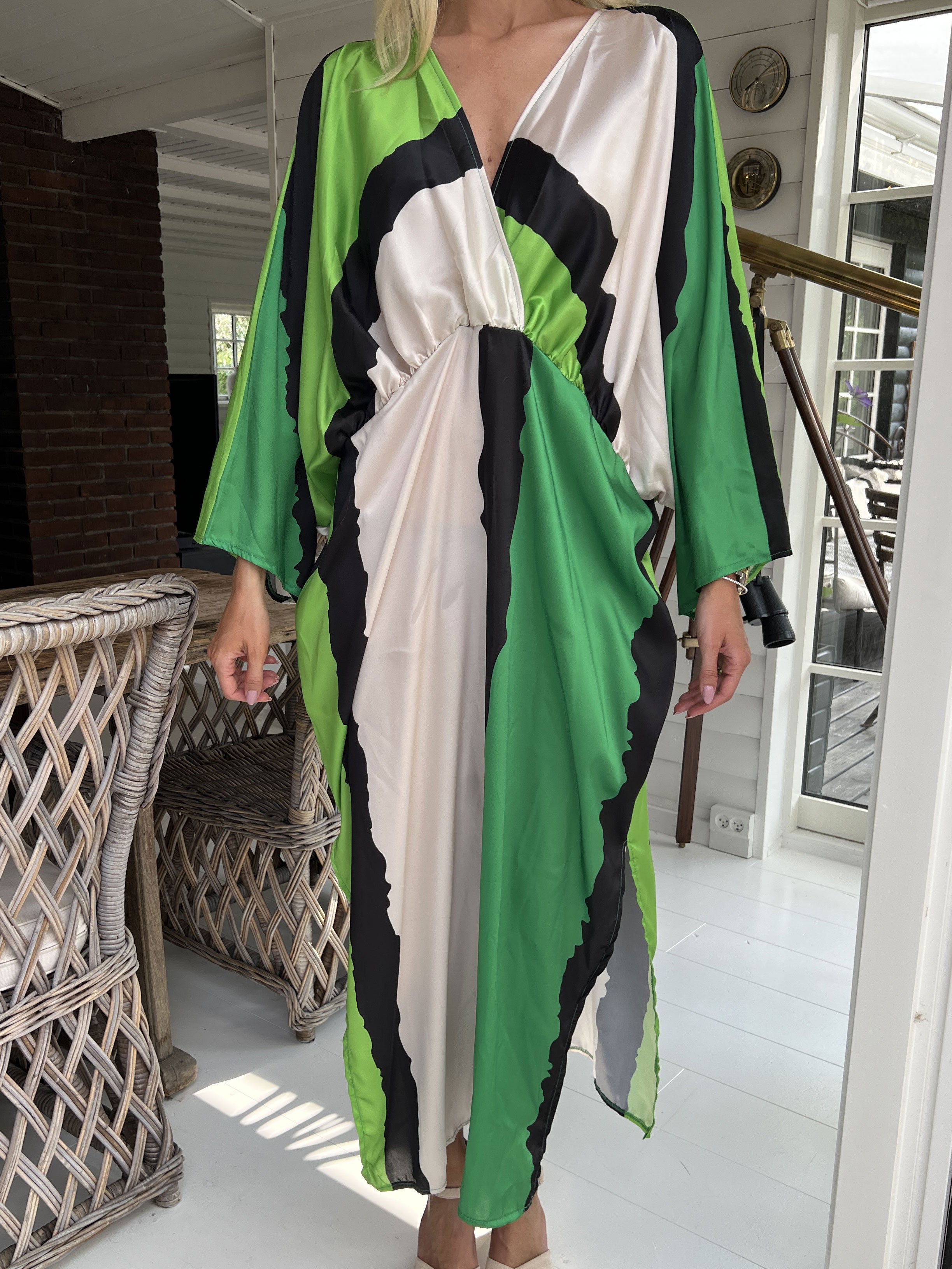 Dita - Lång vacker mångfärgad klänning i silkeslook