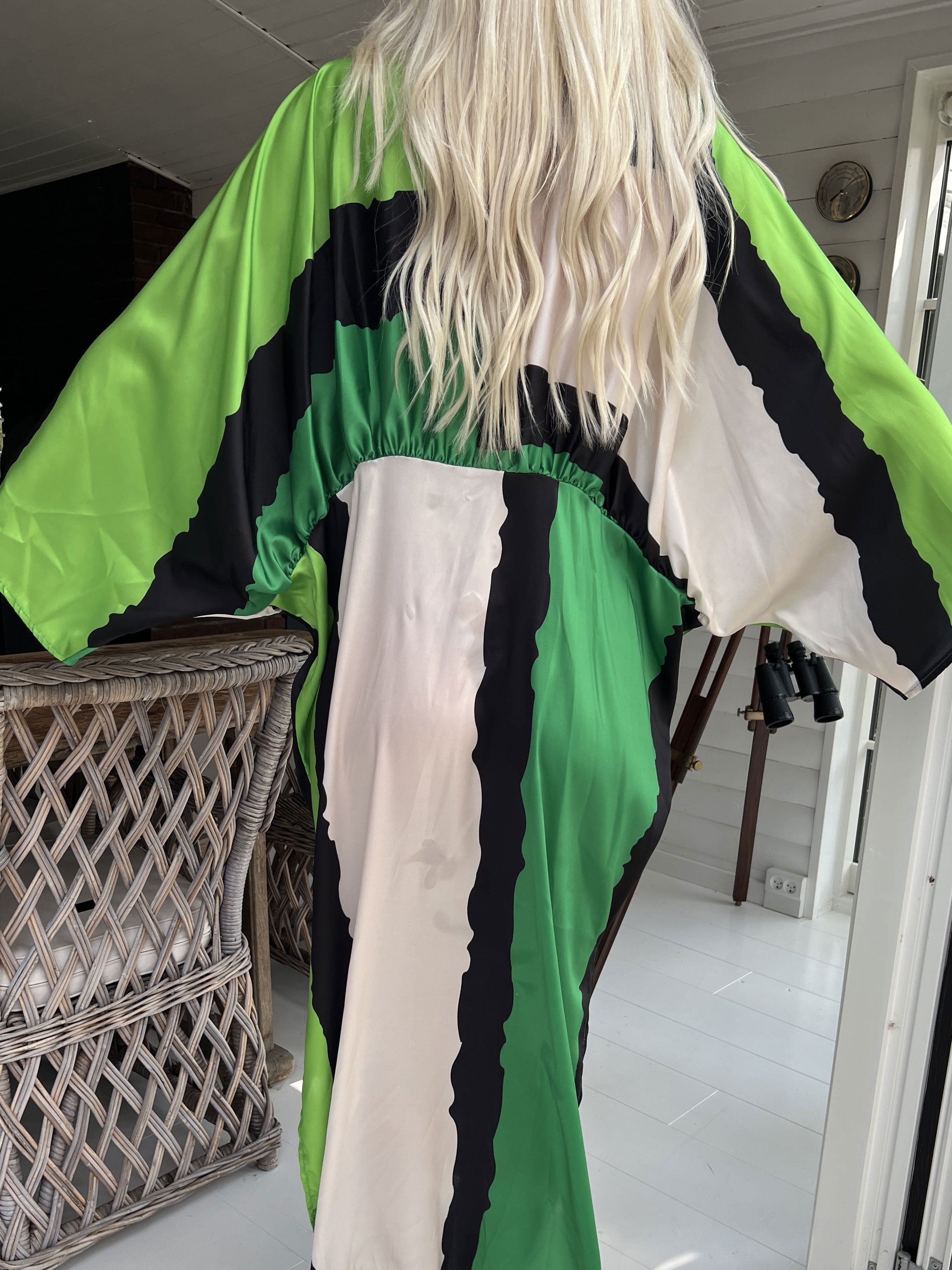 Dita - Lång vacker mångfärgad klänning i silkeslook