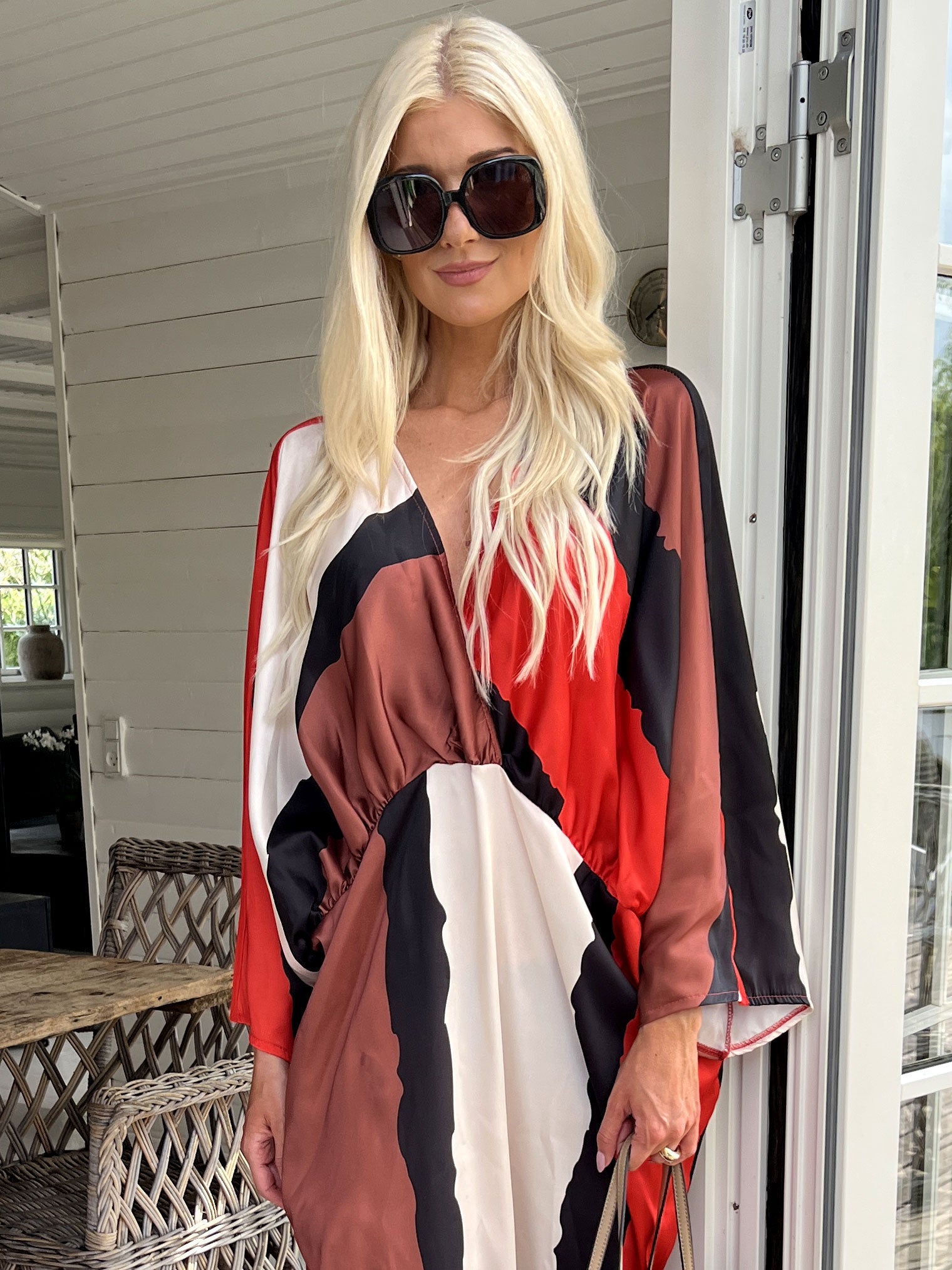 Dita - Lång vacker mångfärgad klänning i silkeslook - Camel