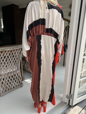 Dita - Lång vacker mångfärgad klänning i silkeslook